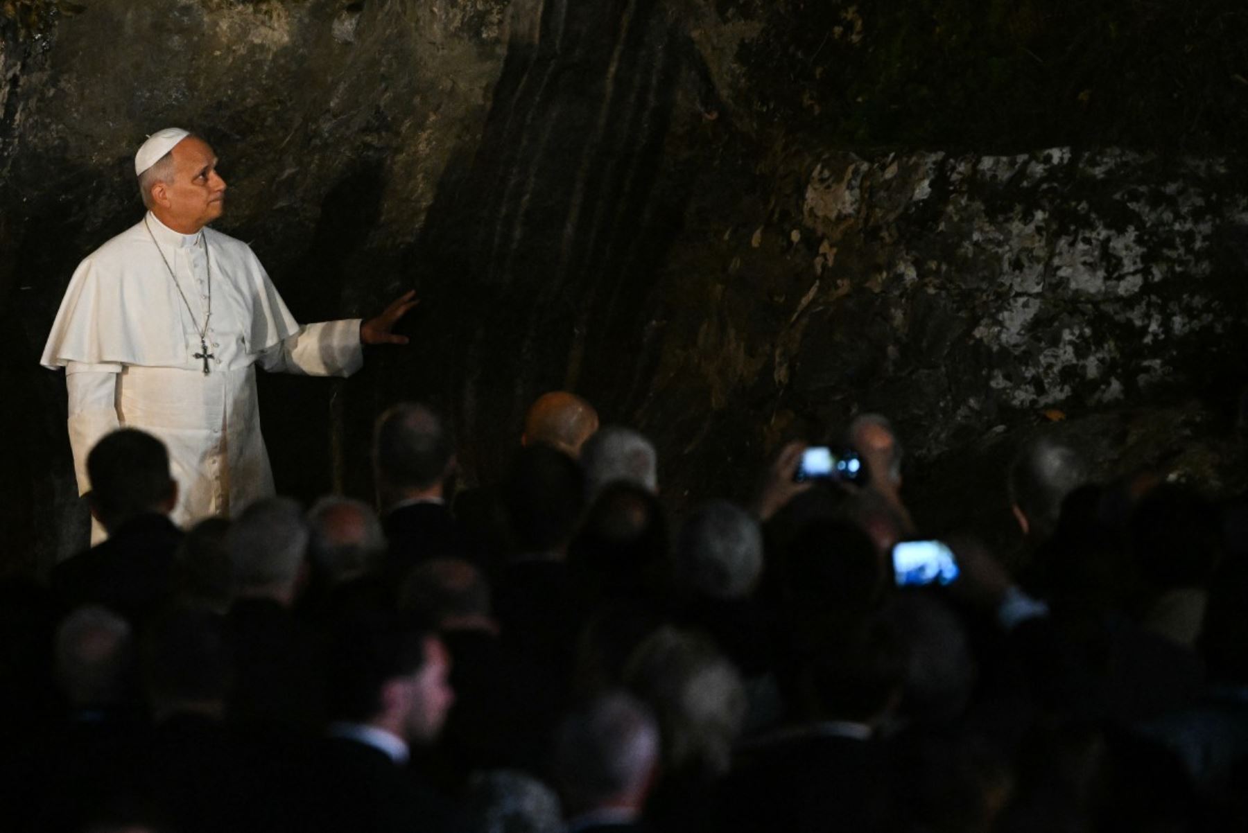 El papa León XIV toca la roca en la Gruta de Massabielle, en el Santuario de Nuestra Señora de Lourdes, durante una oración con los fieles el 26 de septiembre de 2026, en el segundo día de su visita a Francia. (Foto de Lionel Bonaventure / AFP)