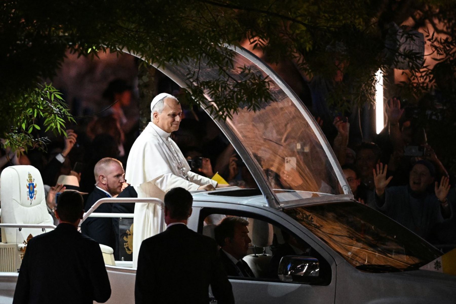 El papa León XIV se encuentra en el papamóvil de camino a la Gruta de las Apariciones en Massabielle, en el Santuario de Nuestra Señora de Lourdes, al suroeste de Francia, el 26 de septiembre de 2026, en el segundo día de su visita a Francia. (Foto de Lionel Bonaventure / AFP)