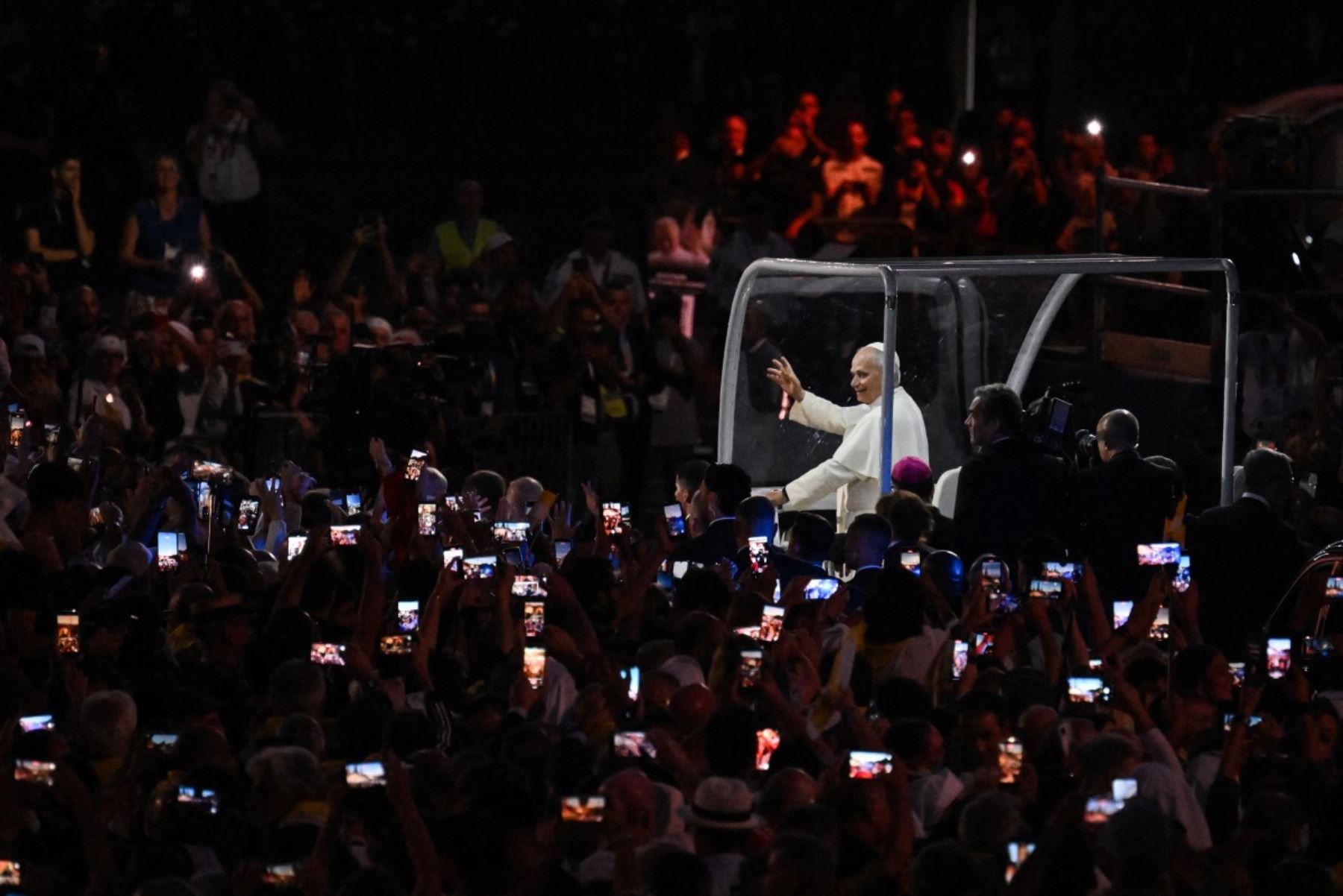 El papa León XIV saluda a los fieles desde el papamóvil de camino a la Gruta de las Apariciones en Massabielle, en el Santuario de Nuestra Señora de Lourdes, al suroeste de Francia, el 26 de septiembre de 2026, segundo día de su visita a Francia. (Foto de Ed JONES / AFP)