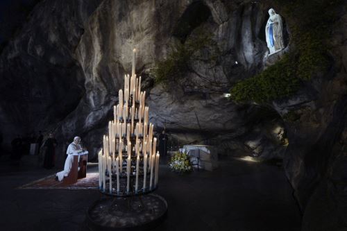 Papa León XIV visita la Gruta de Massabielle, en el Santuario de Nuestra Señora de Lourdes, durante su visita a Francia