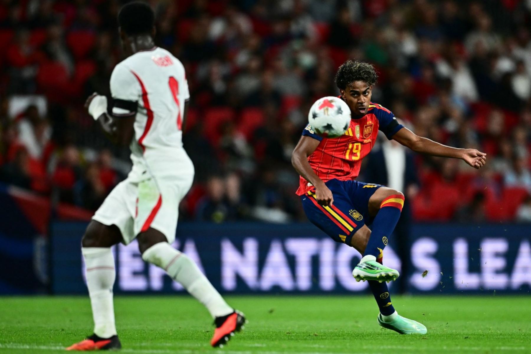 El delantero español Lamine Yamal, número 19, dispara pero falla durante el partido de fútbol de la Liga de Naciones de la UEFA, Liga A - Grupo 3, entre Inglaterra y España en el estadio de Wembley en Londres el 26 de septiembre de 2026. Foto: AFP