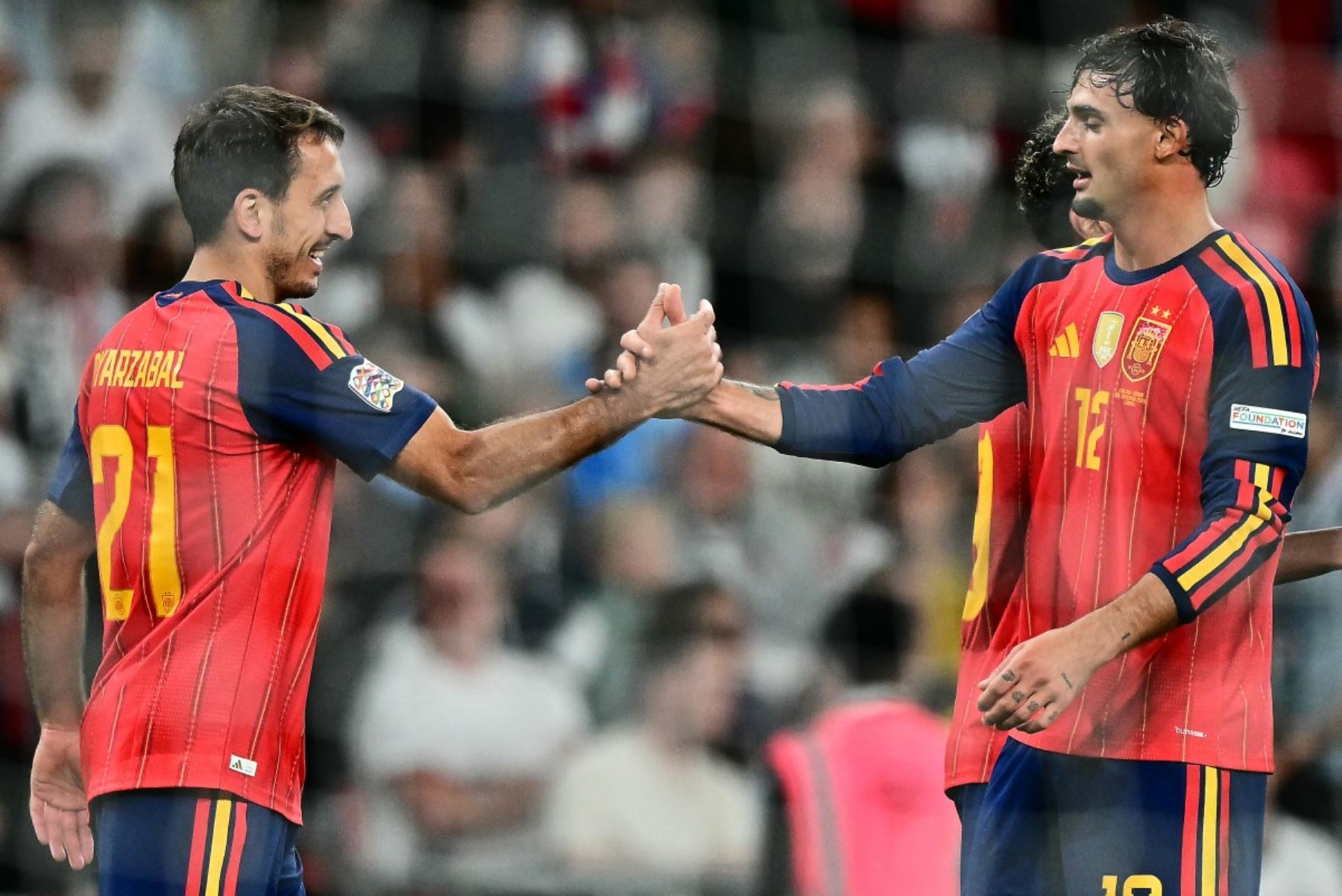 El delantero español Mikel Oyarzabal (izq.), número 21 del ranking, celebra el tercer gol de su equipo con el defensa español Marc Pubill (der.), número 12, durante el partido de la Liga de Naciones de la UEFA, Grupo 3, entre Inglaterra y España en el estadio de Wembley, Londres, el 26 de septiembre de 2026. Foto: AFP