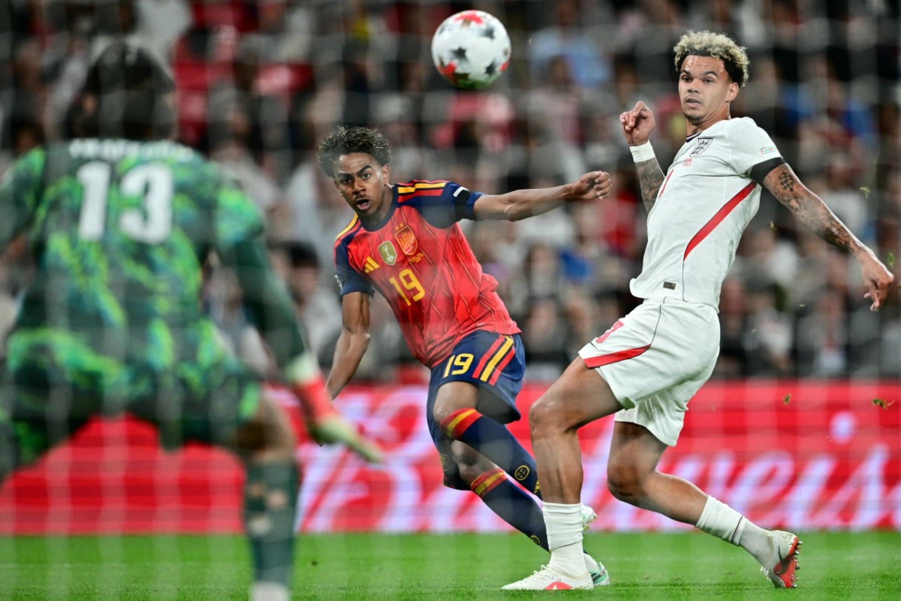 El delantero español Lamine Yamal (C), número 19, dispara pero falla durante el partido de fútbol de la Liga de Naciones de la UEFA, Liga A - Grupo 3, entre Inglaterra y España en el estadio de Wembley en Londres el 26 de septiembre de 2026. Foto: AFP