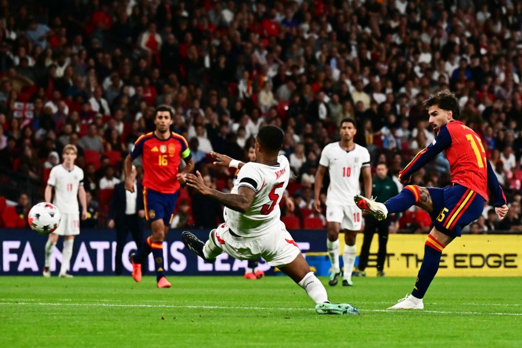 El centrocampista español Alex Baena (derecha), número 15, anota el segundo gol de su equipo durante el partido de la Liga de Naciones de la UEFA, Grupo 3, entre Inglaterra y España en el estadio de Wembley, Londres, el 26 de septiembre de 2026. Foto: AFP