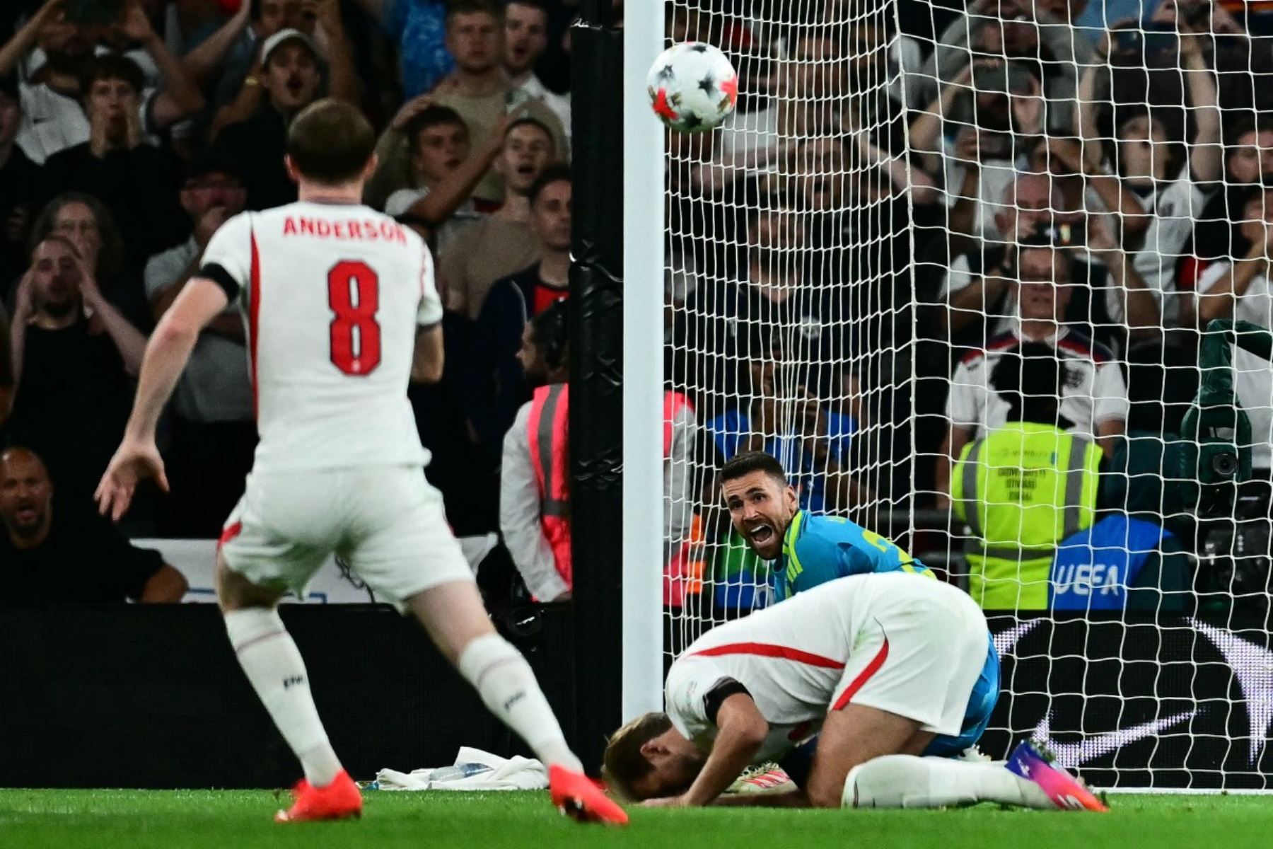El portero español #23 Unai Simón (atrás) reacciona después de que el delantero inglés #09 Harry Kane (C) fallara un penalti durante el partido de fútbol de la Liga de Naciones de la UEFA, Liga A - Grupo 3, entre Inglaterra y España en el estadio de Wembley en Londres el 26 de septiembre de 2026. Foto: AFP