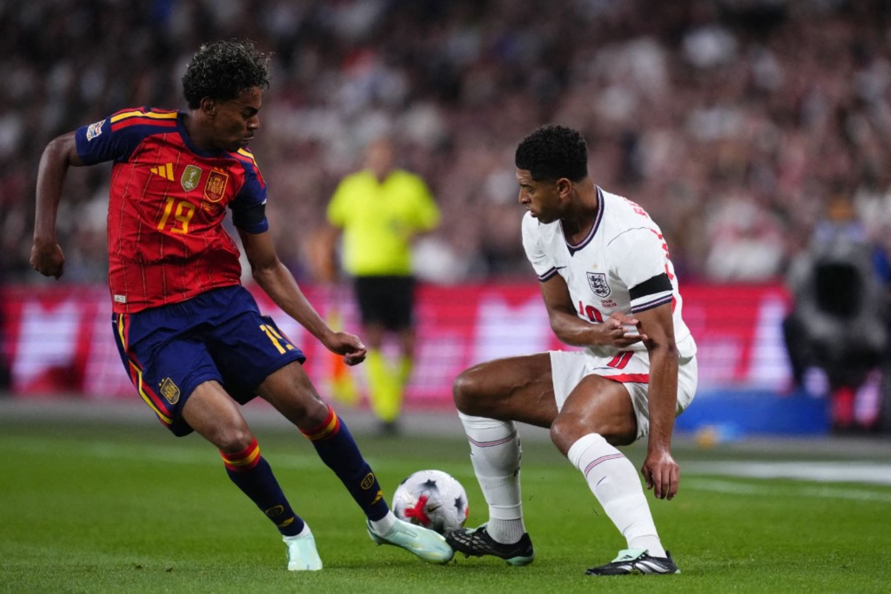 Jude Bellingham, centrocampista ofensivo de Inglaterra y del Real Madrid CF, y Lamine Yamal, extremo derecho del FC Barcelona, ​​disputan el balón durante el partido de la fase de grupos de la UEFA Nations League 2026/27 entre Inglaterra y España en el estadio de Wembley en Londres, Reino Unido, el 26 de septiembre de 2026. Foto: AFP