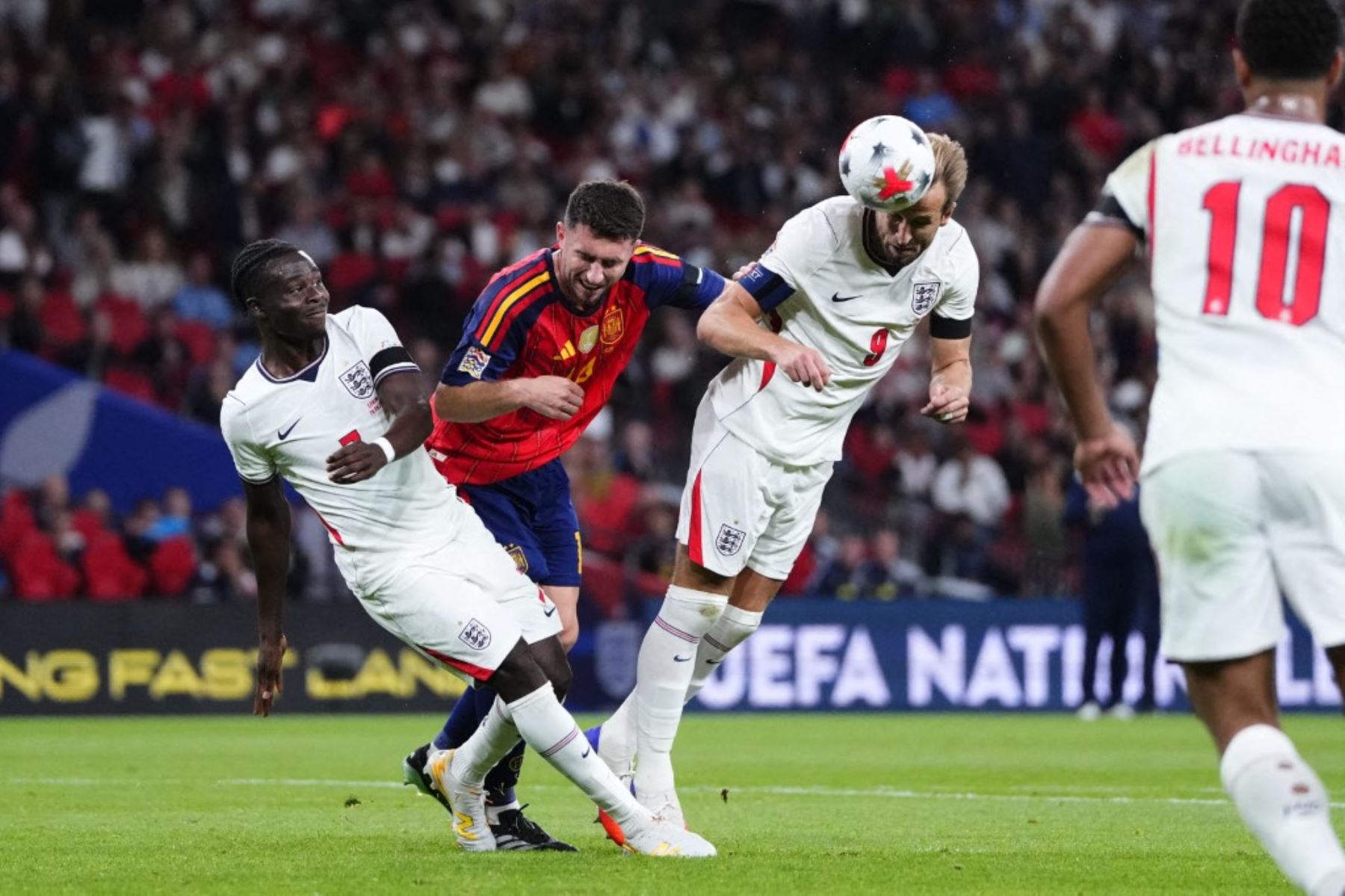 Harry Kane, delantero centro de Inglaterra y del Bayern de Múnich, dispara a puerta y marca su primer gol durante el partido de la fase de grupos de la Liga de Naciones de la UEFA 2026/27 entre Inglaterra y España en el estadio de Wembley el 26 de septiembre de 2026 en Londres, Inglaterra. Foto: AFP