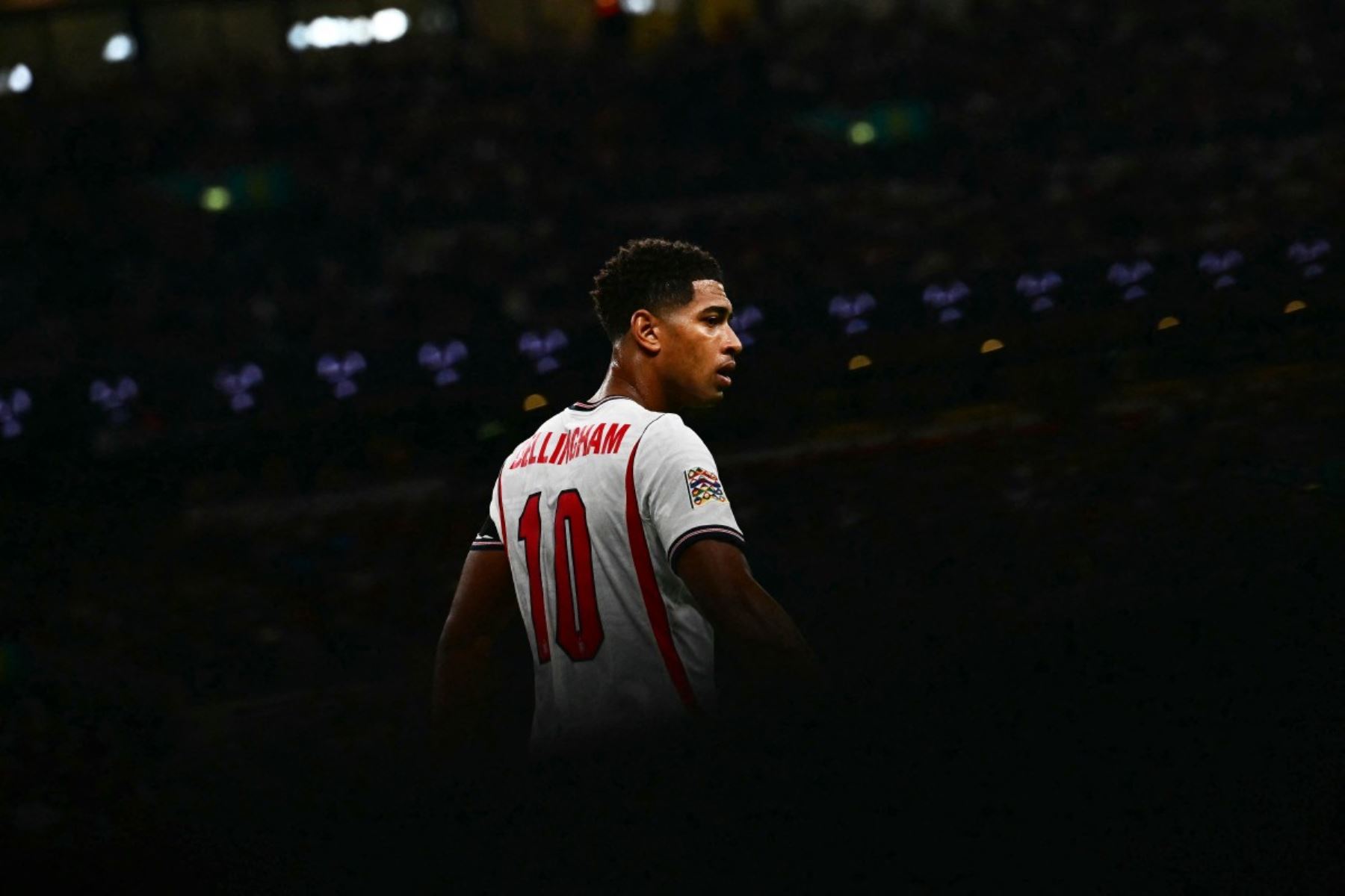 El centrocampista inglés Jude Bellingham, número 10, observa el partido de fútbol de la Liga de Naciones de la UEFA, Liga A - Grupo 3, entre Inglaterra y España en el estadio de Wembley en Londres el 26 de septiembre de 2026. Foto: AFP
