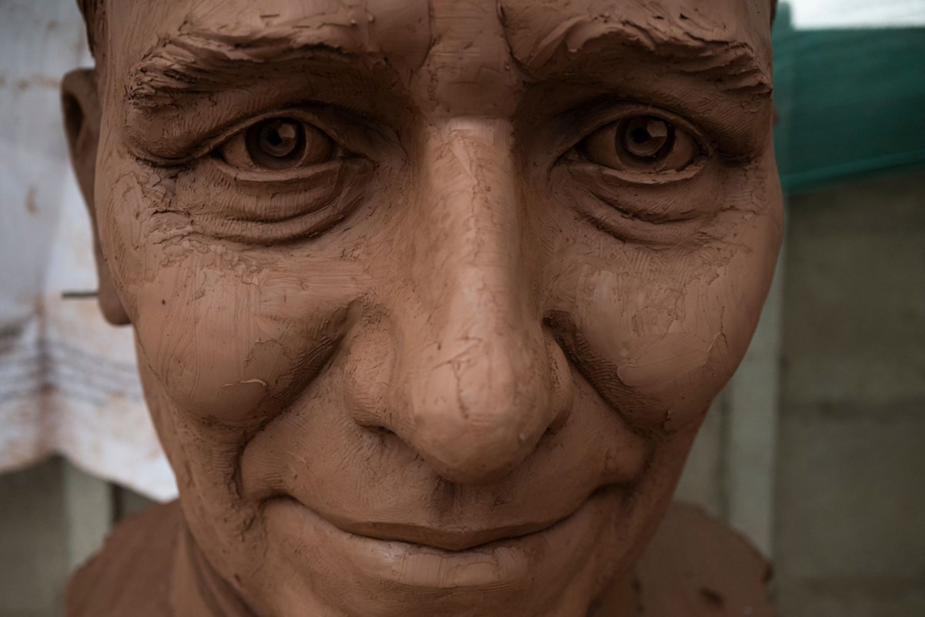 Esta imagen muestra una vista parcial de la cabeza de una escultura del papa León XIV en un taller en el distrito de Carabayllo, en las afueras norte de Lima. El Papa León XIV realiza su primera visita oficial a Latinoamérica como pontífice y recorrerá Uruguay, Argentina y Perú del 6 al 16 de noviembre de 2026. Foto: AFP