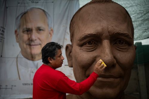 Una enorme estatua del papa León XIV toma forma en un modesto taller de Carabayllo