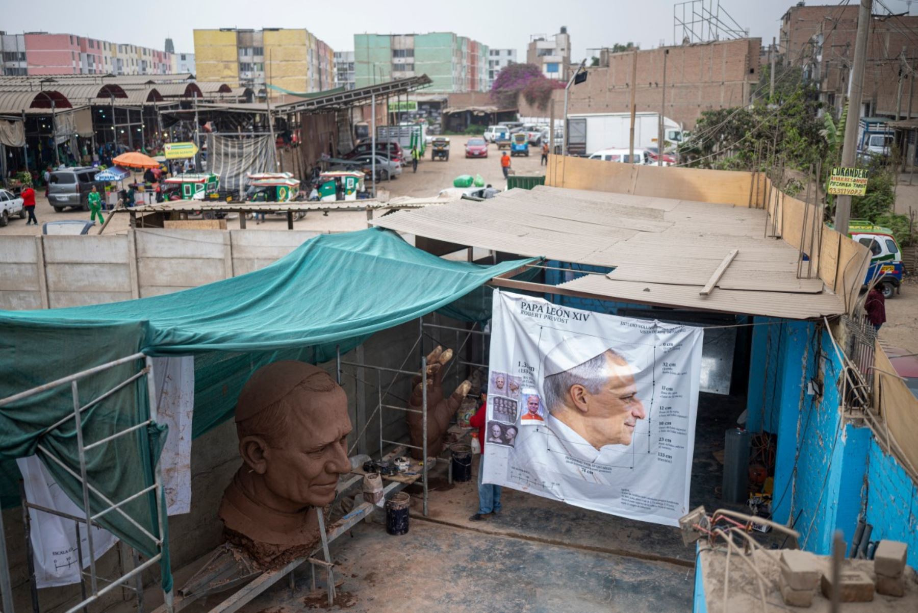 Esta imagen muestra la cabeza de una escultura del papa León XIV durante su elaboración en un taller en el distrito de Carabayllo, en las afueras norte de Lima. Foto: AFP