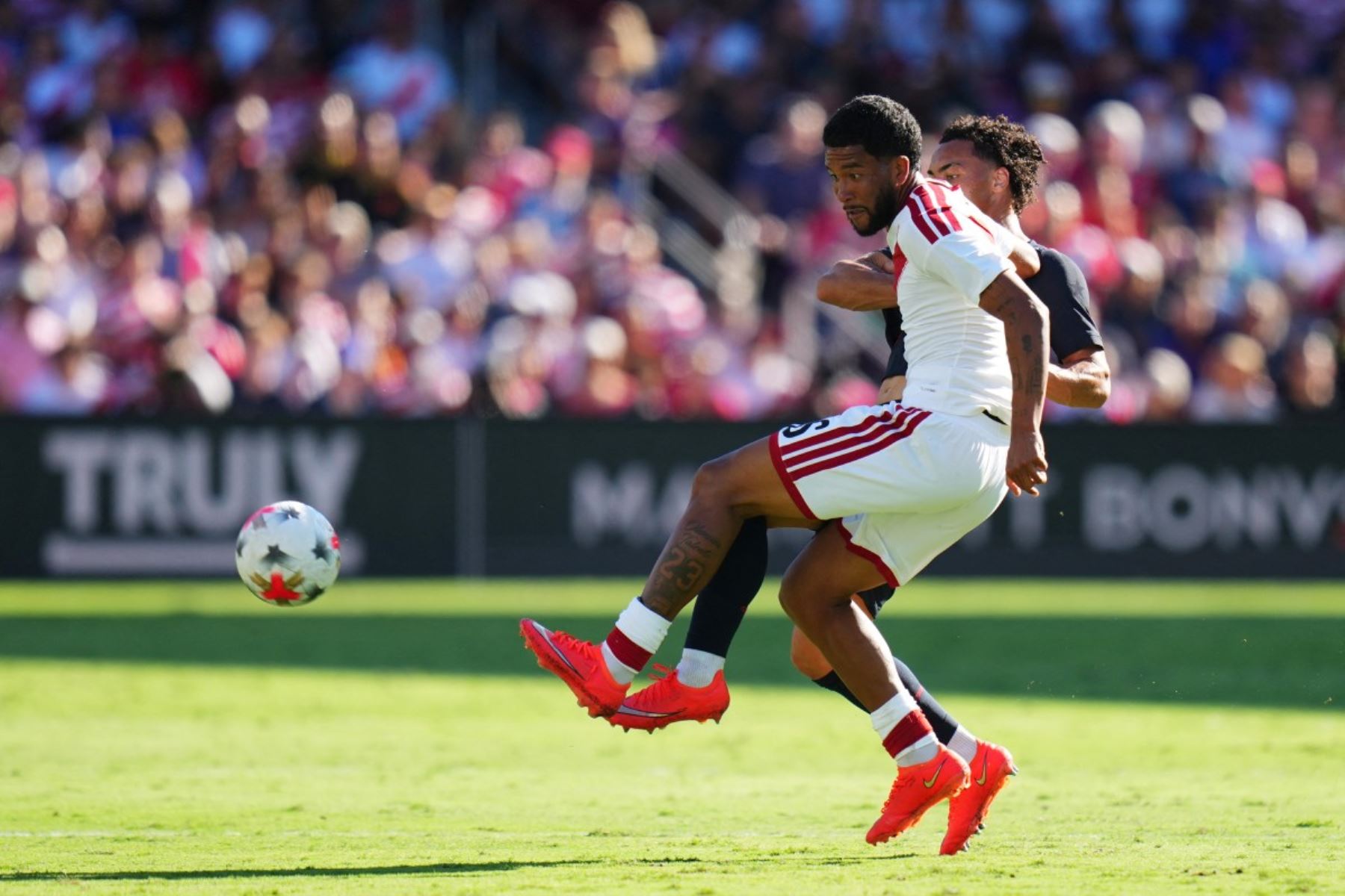 Piero Magallanes #26 de Perú y Peyton Miller #13 de Estados Unidos disputan el balón durante el partido amistoso internacional entre Estados Unidos y Perú en el Estadio Inter.co el 26 de septiembre de 2026 en Orlando, Florida. Foto: AFP