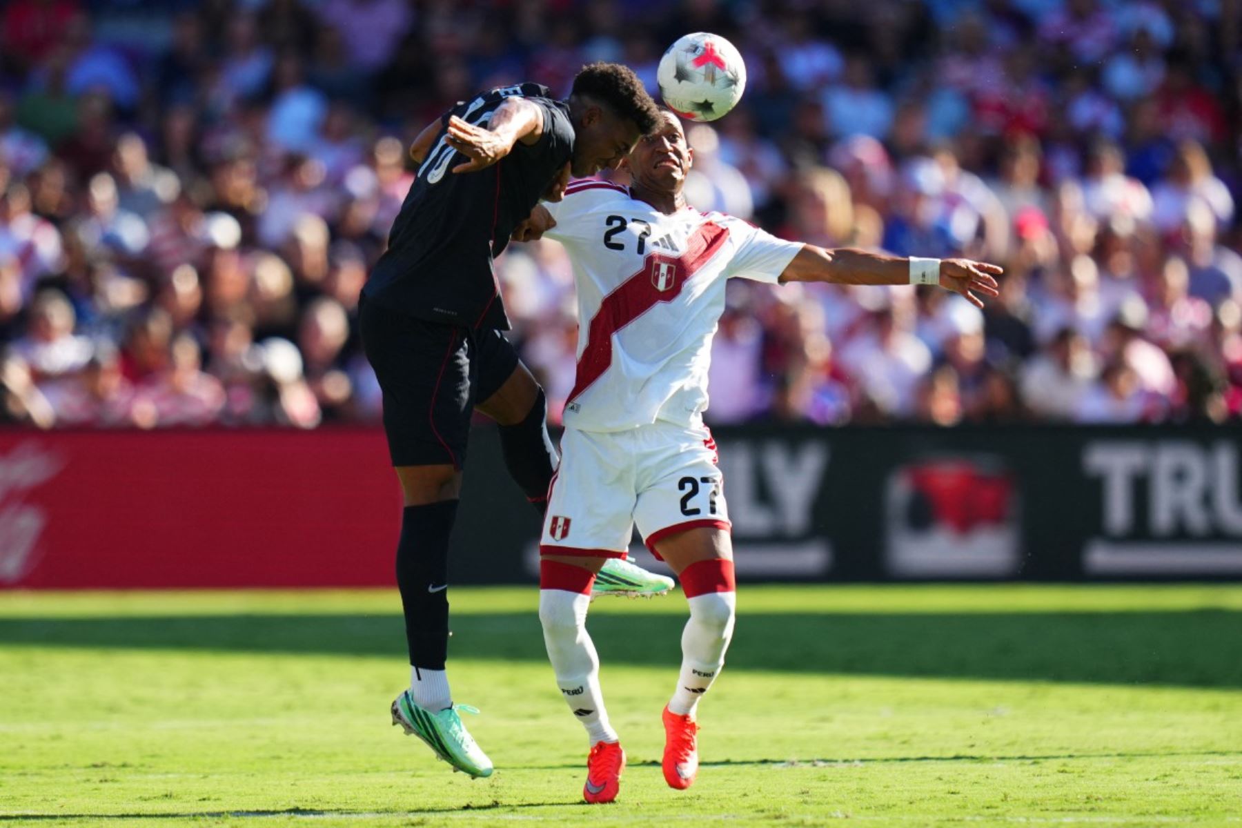 Alex Freeman #16 de Estados Unidos cabecea el balón ante Jhonny Vidales #27 de Perú durante el partido amistoso internacional entre Estados Unidos y Perú en el Estadio Inter.co el 26 de septiembre de 2026 en Orlando, Florida. Foto: AFP