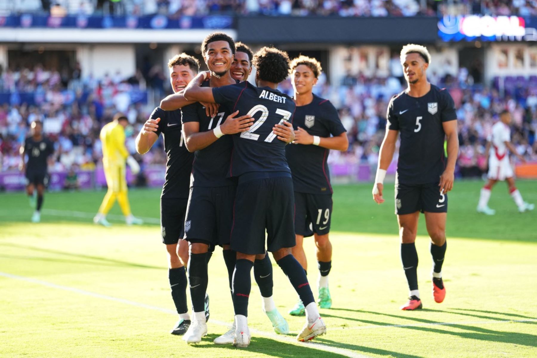 Malik Tillman #17 de Estados Unidos celebra el segundo gol de su equipo con sus compañeros durante el partido amistoso internacional entre Estados Unidos y Perú en el Estadio Inter.co el 26 de septiembre de 2026 en Orlando, Florida. Foto: AFP