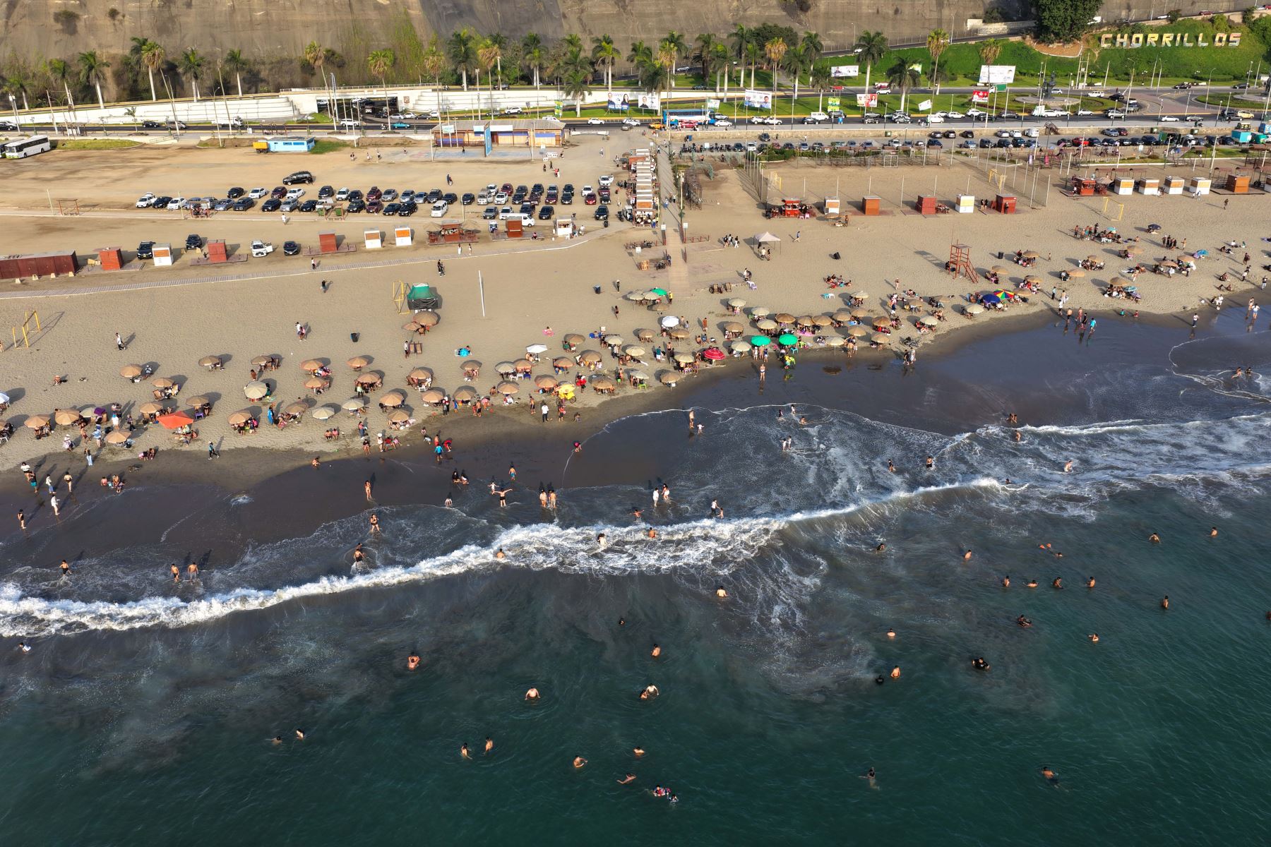 Limeños de todas las edades acudieron masivamente a la playa Agua Dulce de Chorrillos el sábado 26 de setiembre de 2026, en una coyuntura climática marcada por altas temperaturas que llegan hasta los 29 grados centígrados desde la mañana hasta el atardecer, debido a la llegada inminente del Fenómeno El Niño en los próximos meses. Foto: ANDINA/Daniel Bracamonte