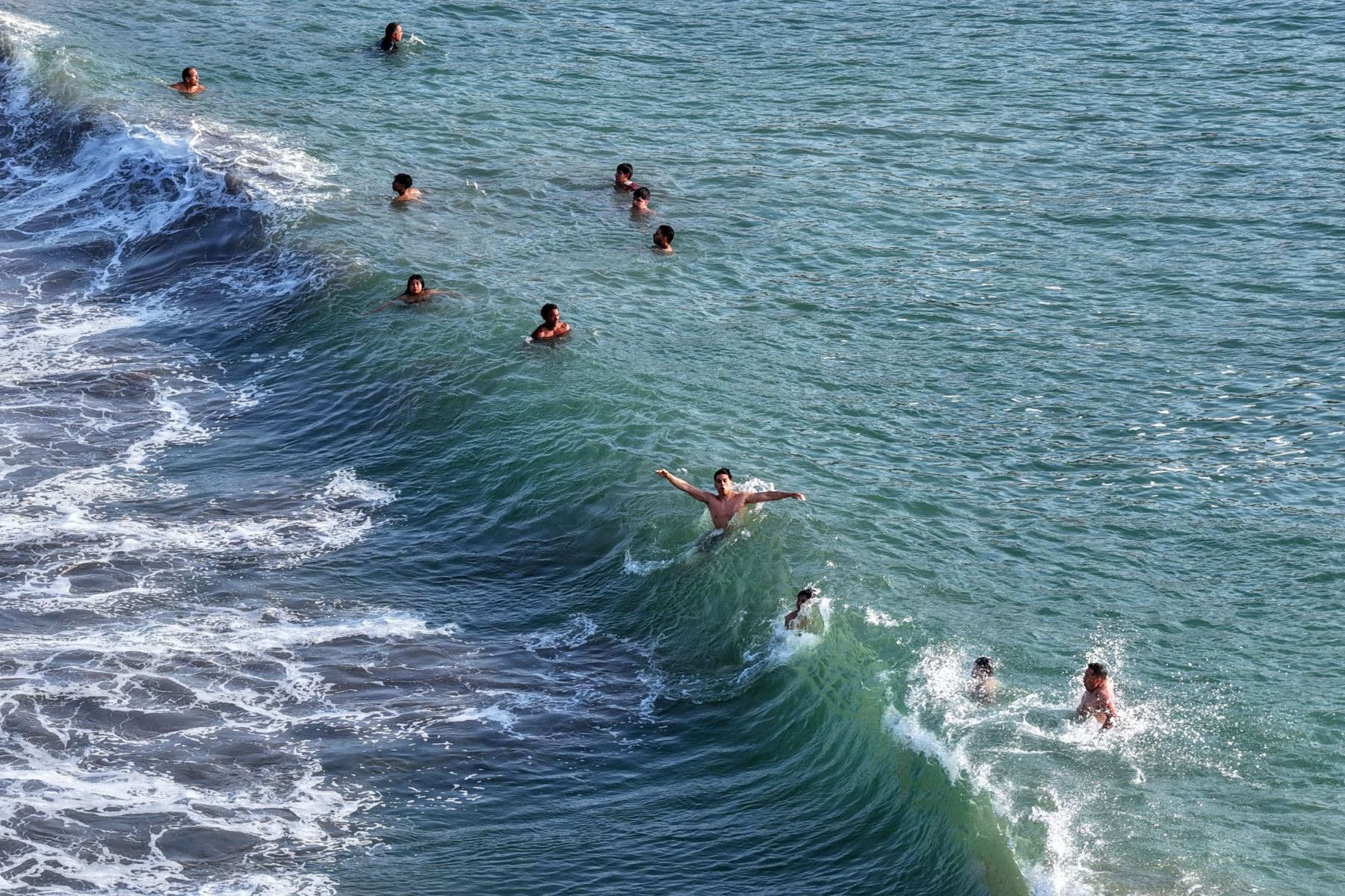 Limeños de todas las edades acudieron masivamente a la playa Agua Dulce de Chorrillos el sábado 26 de setiembre de 2026, en una coyuntura climática marcada por altas temperaturas que llegan hasta los 29 grados centígrados desde la mañana hasta el atardecer, debido a la llegada inminente del Fenómeno El Niño en los próximos meses. Foto: ANDINA/Daniel Bracamonte