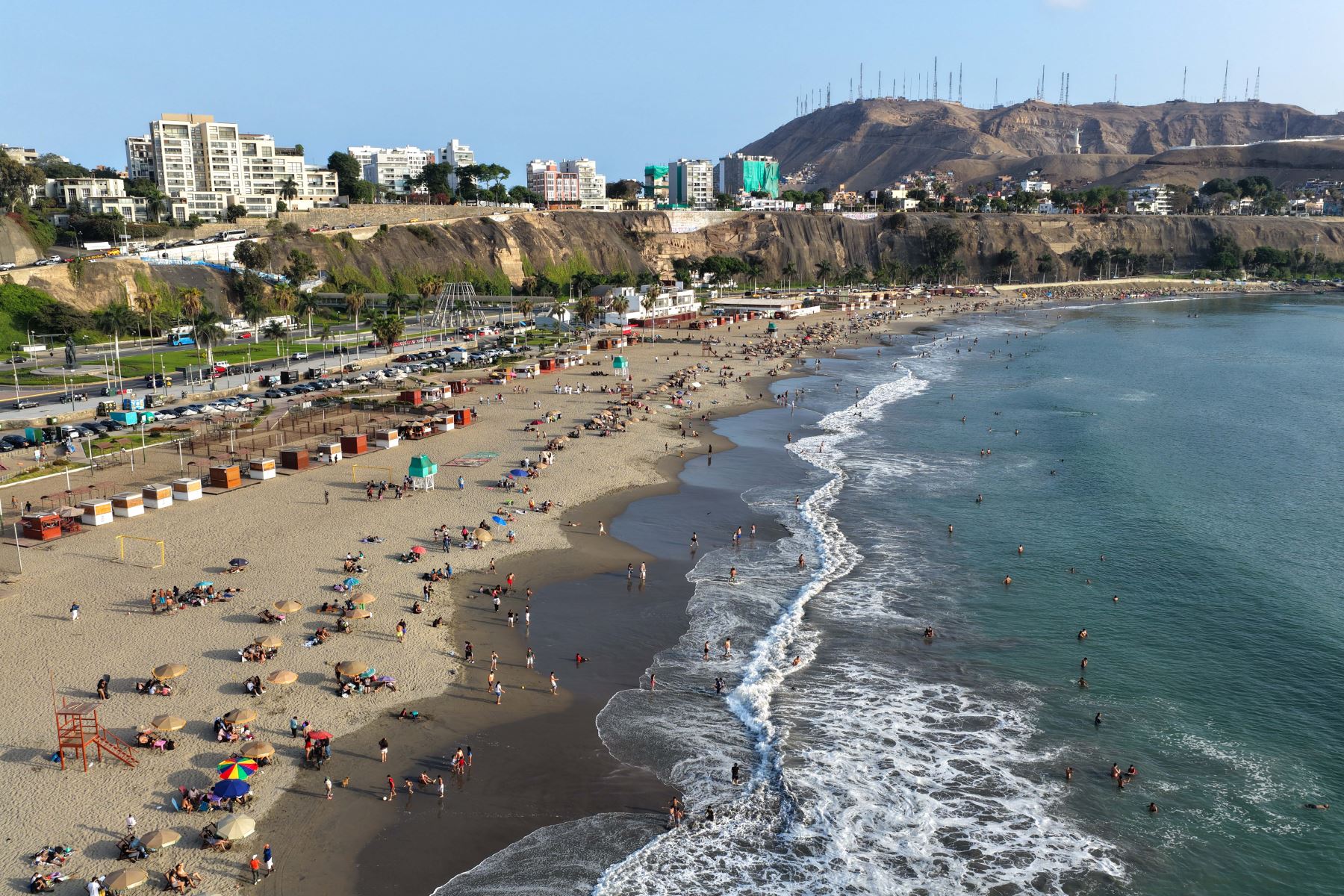Limeños de todas las edades acudieron masivamente a la playa Agua Dulce de Chorrillos el sábado 26 de setiembre de 2026, en una coyuntura climática marcada por altas temperaturas que llegan hasta los 29 grados centígrados desde la mañana hasta el atardecer, debido a la llegada inminente del Fenómeno El Niño en los próximos meses. Foto: ANDINA/Daniel Bracamonte