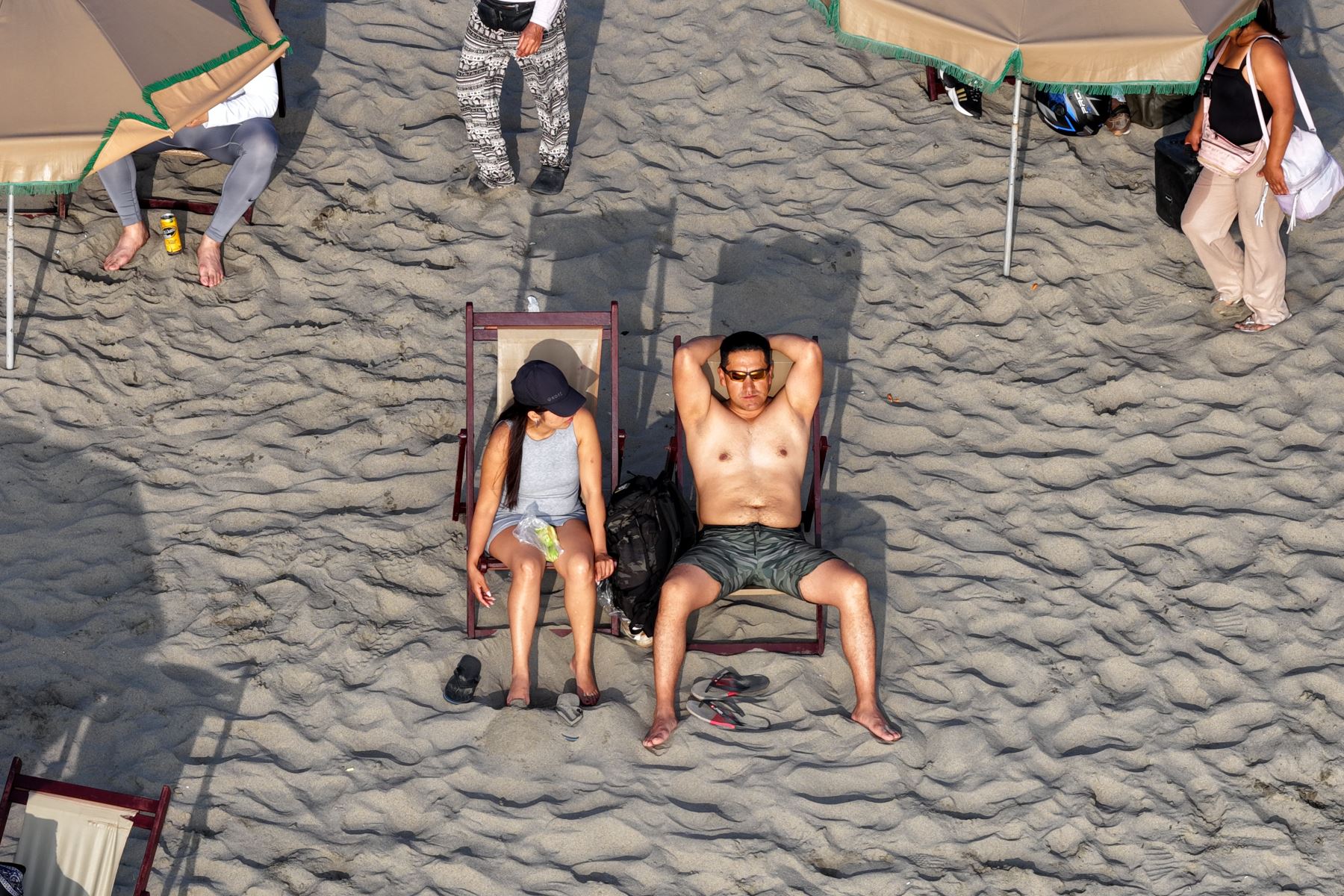 Limeños de todas las edades acudieron masivamente a la playa Agua Dulce de Chorrillos el sábado 26 de setiembre de 2026, en una coyuntura climática marcada por altas temperaturas que llegan hasta los 29 grados centígrados desde la mañana hasta el atardecer, debido a la llegada inminente del Fenómeno El Niño en los próximos meses. Foto: ANDINA/Daniel Bracamonte