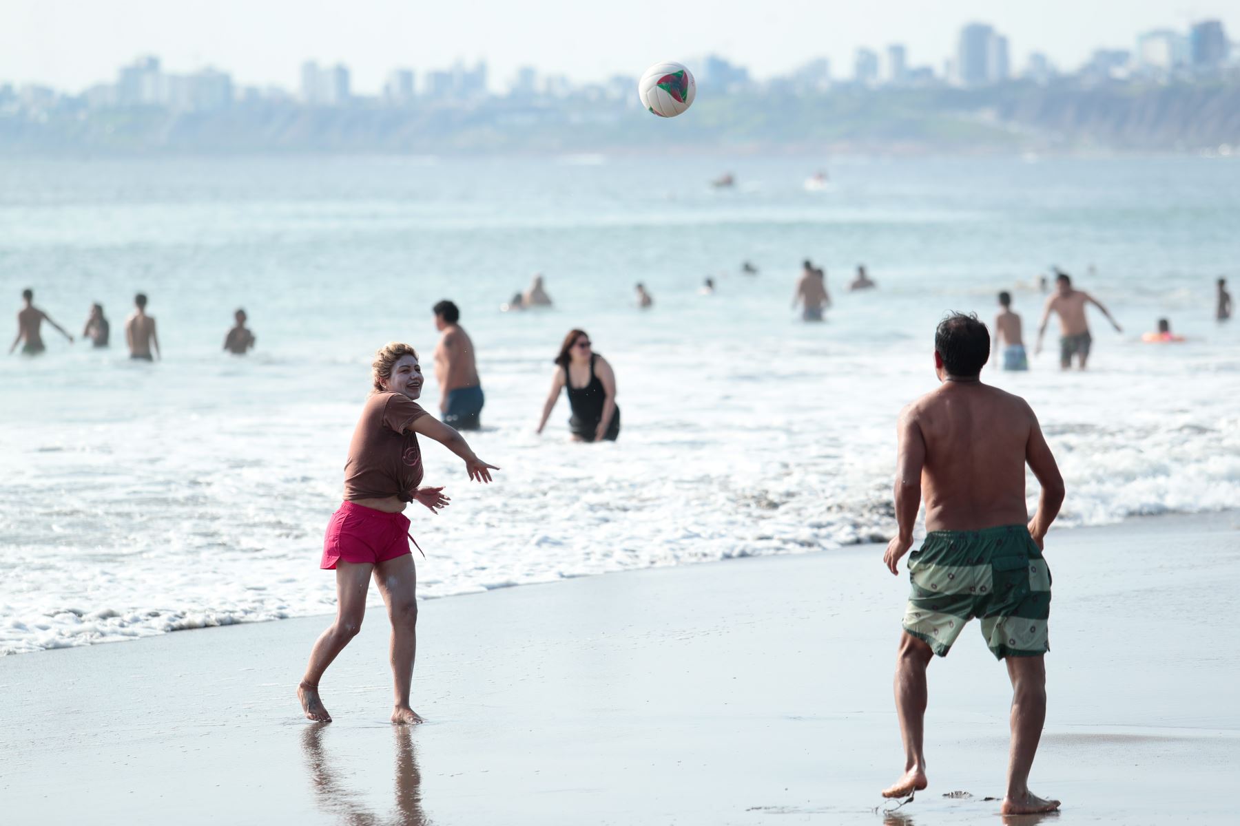 Limeños de todas las edades acudieron masivamente a la playa Agua Dulce de Chorrillos el sábado 26 de setiembre de 2026, en una coyuntura climática marcada por altas temperaturas que llegan hasta los 29 grados centígrados desde la mañana hasta el atardecer, debido a la llegada inminente del Fenómeno El Niño en los próximos meses. Foto: ANDINA/Daniel Bracamonte
