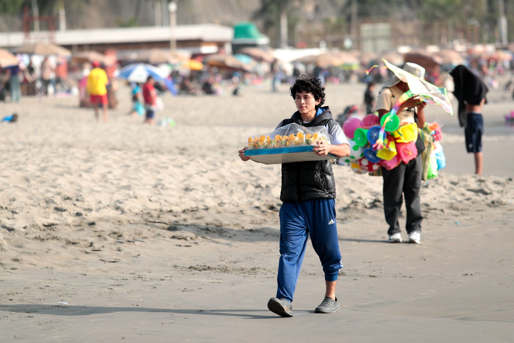 Limeños de todas las edades acudieron masivamente a la playa Agua Dulce de Chorrillos el sábado 26 de setiembre de 2026, en una coyuntura climática marcada por altas temperaturas que llegan hasta los 29 grados centígrados desde la mañana hasta el atardecer, debido a la llegada inminente del Fenómeno El Niño en los próximos meses. Foto: ANDINA/Daniel Bracamonte