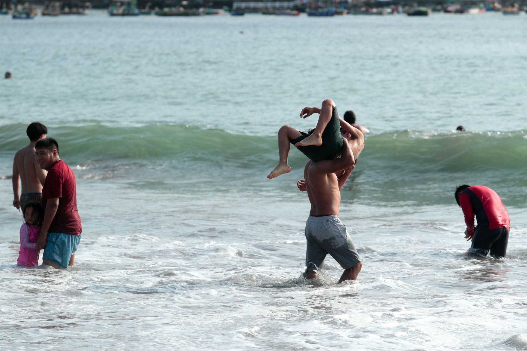 Limeños de todas las edades acudieron masivamente a la playa Agua Dulce de Chorrillos el sábado 26 de setiembre de 2026, en una coyuntura climática marcada por altas temperaturas que llegan hasta los 29 grados centígrados desde la mañana hasta el atardecer, debido a la llegada inminente del Fenómeno El Niño en los próximos meses. Foto: ANDINA/Daniel Bracamonte