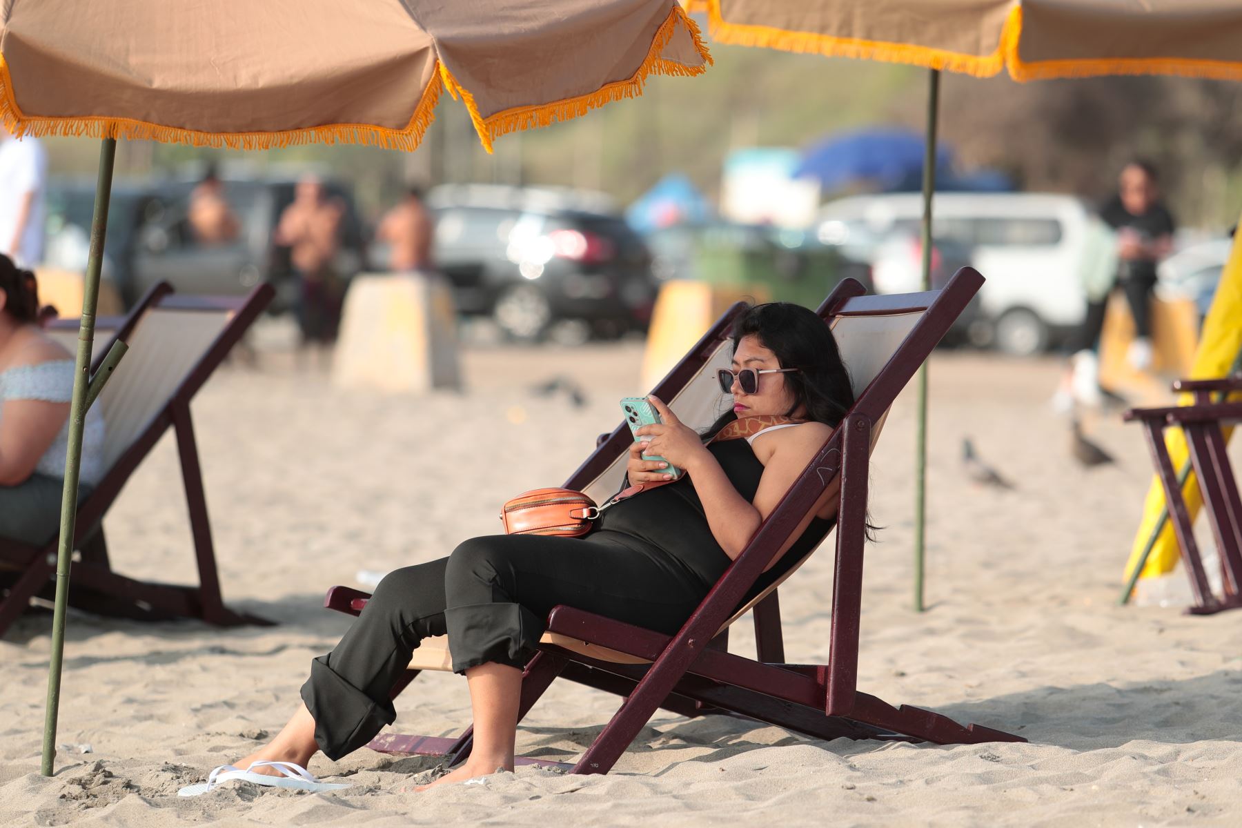 Limeños de todas las edades acudieron masivamente a la playa Agua Dulce de Chorrillos el sábado 26 de setiembre de 2026, en una coyuntura climática marcada por altas temperaturas que llegan hasta los 29 grados centígrados desde la mañana hasta el atardecer, debido a la llegada inminente del Fenómeno El Niño en los próximos meses. Foto: ANDINA/Daniel Bracamonte