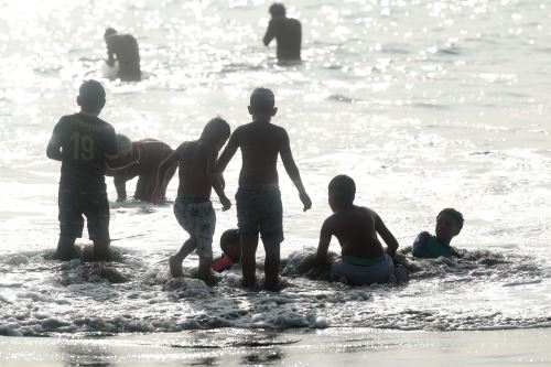 Limeños disfrutan el fin de semana en la playa con temperaturas que llegan hasta los 29 grados