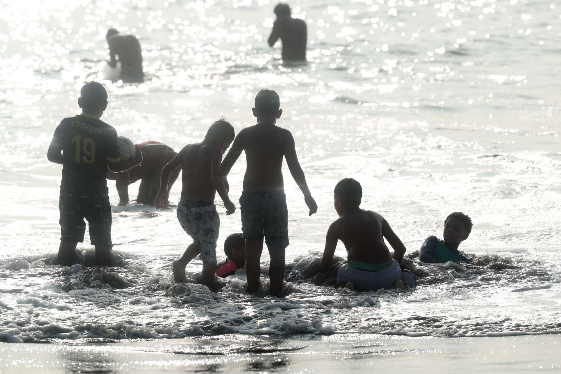 Limeños de todas las edades acudieron masivamente a la playa Agua Dulce de Chorrillos el sábado 26 de setiembre de 2026, en una coyuntura climática marcada por altas temperaturas que llegan hasta los 29 grados centígrados desde la mañana hasta el atardecer, debido a la llegada inminente del Fenómeno El Niño en los próximos meses. Foto: ANDINA/Daniel Bracamonte