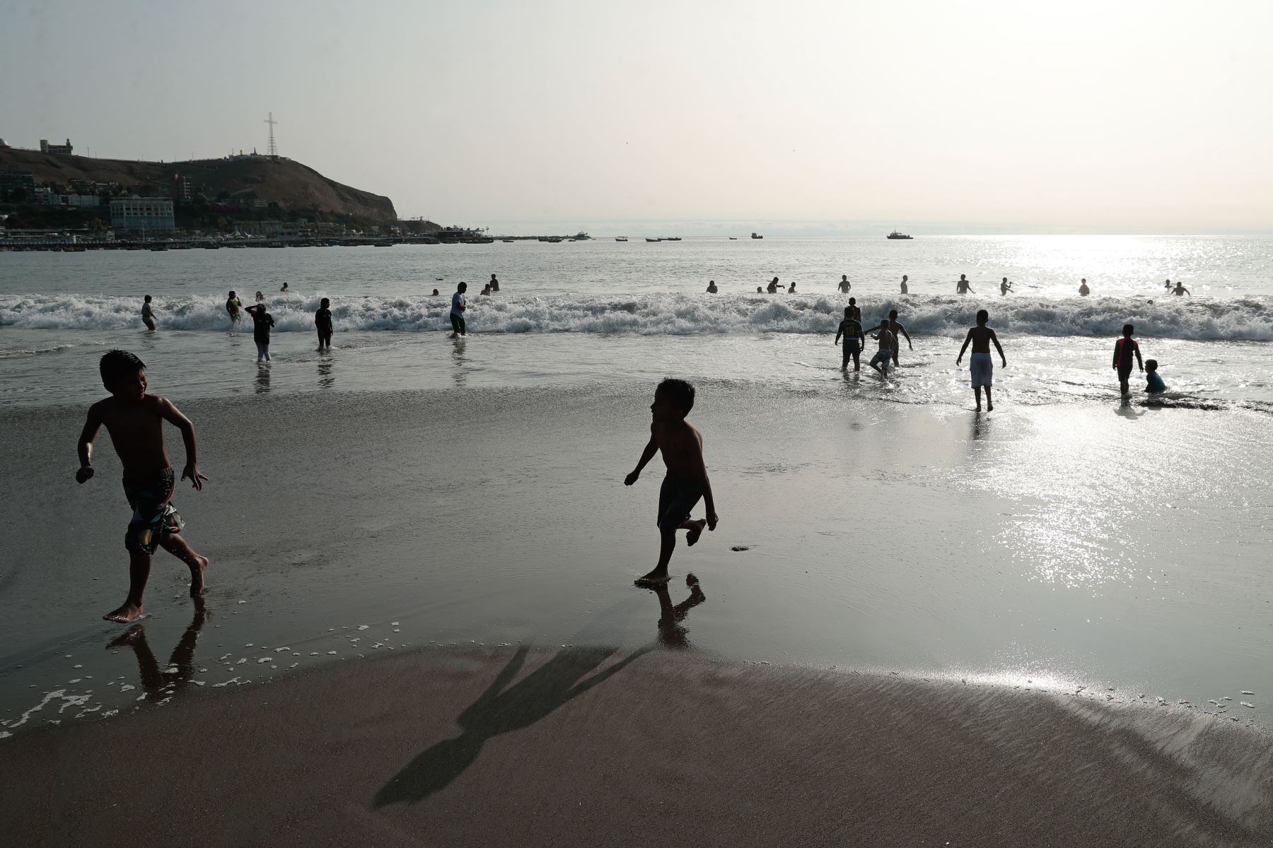 Limeños de todas las edades acudieron masivamente a la playa Agua Dulce de Chorrillos el sábado 26 de setiembre de 2026, en una coyuntura climática marcada por altas temperaturas que llegan hasta los 29 grados centígrados desde la mañana hasta el atardecer, debido a la llegada inminente del Fenómeno El Niño en los próximos meses. Foto: ANDINA/Daniel Bracamonte