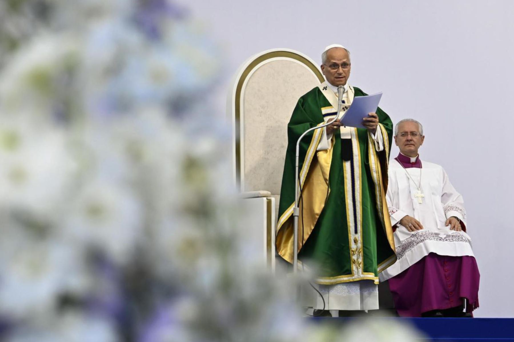 Papa León XIV (izq.) oficiando una misa en la explanada del Santuario de Nuestra Señora de Lourdes, en la localidad francesa de Lourdes  Foto: EFE