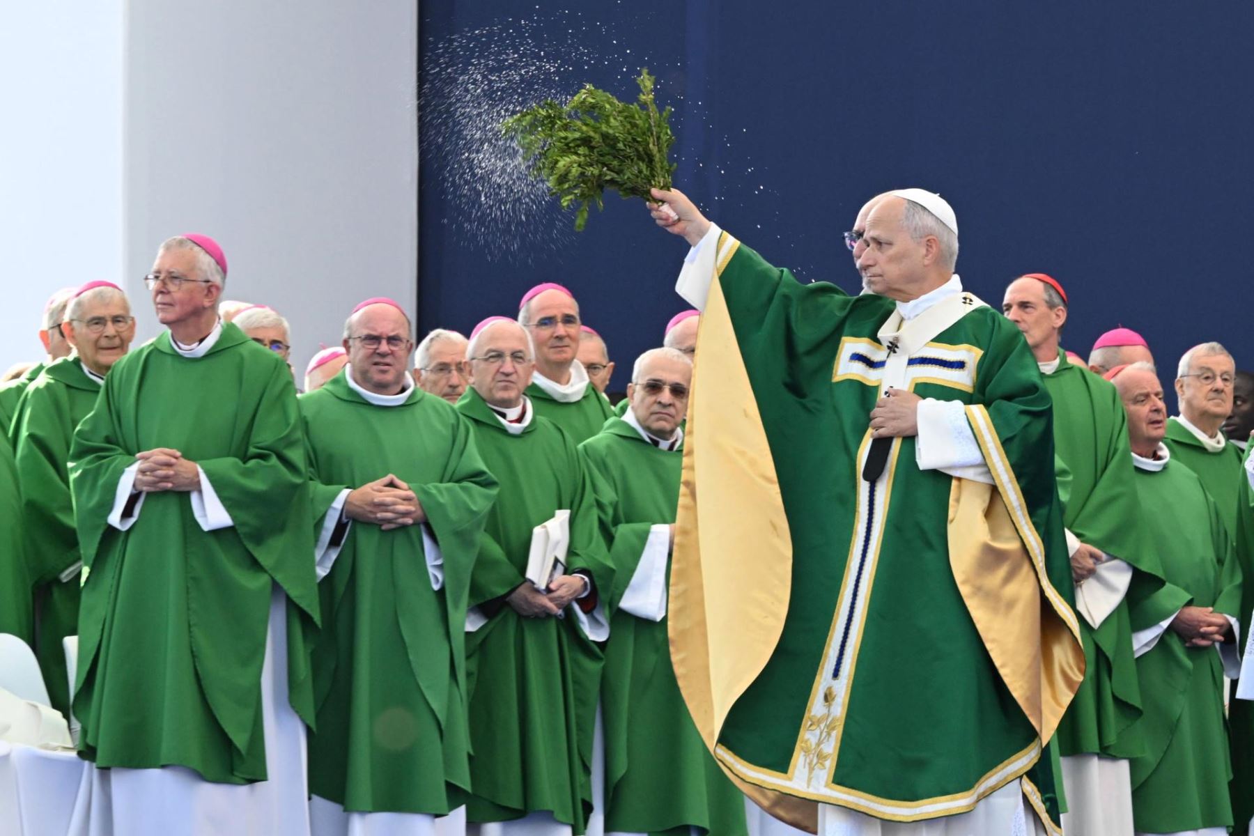 El Papa León XIV (dcha.) preside una misa en la explanada del Santuario de Nuestra Señora de Lourdes, en la localidad francesa de Lourdes, el 27 de septiembre de 2026. El viaje apostólico del Pontífice a Francia se desarrolla del 25 al 28 de septiembre bajo el lema "Para que el mundo tenga vida" Foto: EFE
