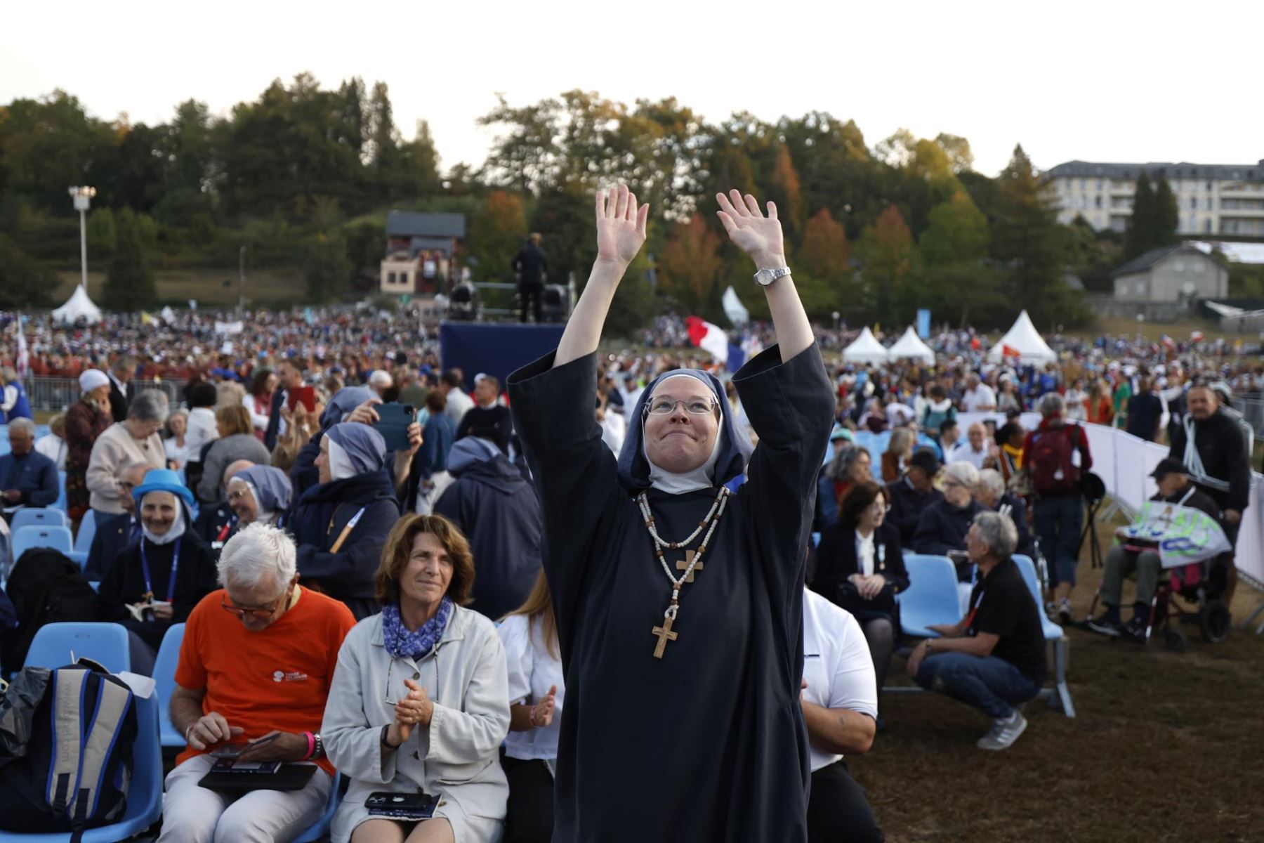 Una monja reacciona durante una misa oficiada por el papa León XIV (no aparece en la imagen) en la explanada del Santuario de Nuestra Señora de Lourdes, en la localidad francesa de Lourdes, el 27 de septiembre de 2026. El viaje apostólico del Pontífice a Francia se desarrolla del 25 al 28 de septiembre bajo el lema "Para que el mundo tenga vida".  Foto: EFE