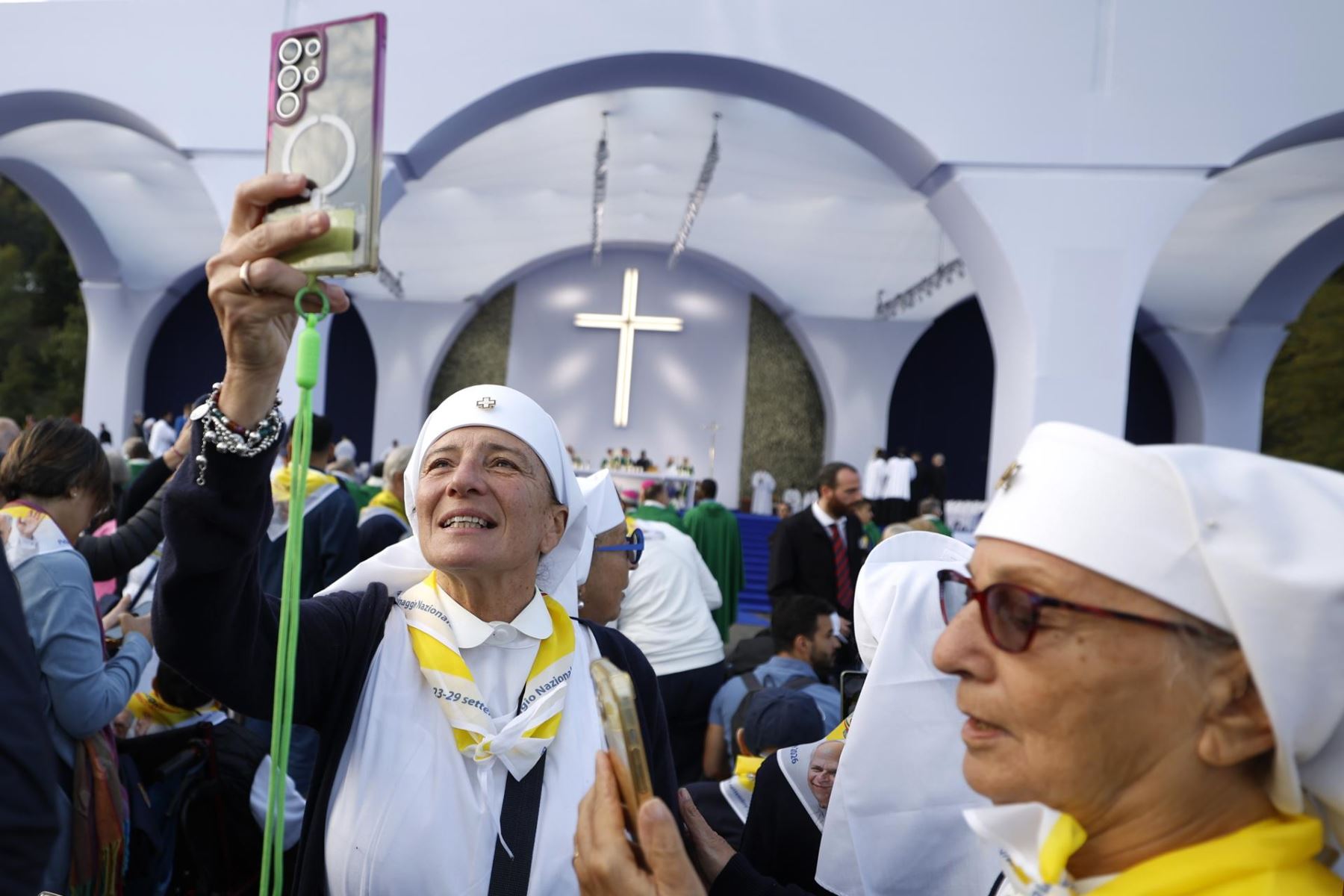 Un fiel toma una fotografía antes de una misa oficiada por el papa León XIV (no aparece en la imagen) en la explanada del Santuario de Nuestra Señora de Lourdes, en la localidad francesa de Lourdes, el 27 de septiembre de 2026. El viaje apostólico del Pontífice a Francia se desarrolla del 25 al 28 de septiembre bajo el lema "Para que el mundo tenga vida". Foto: EFE