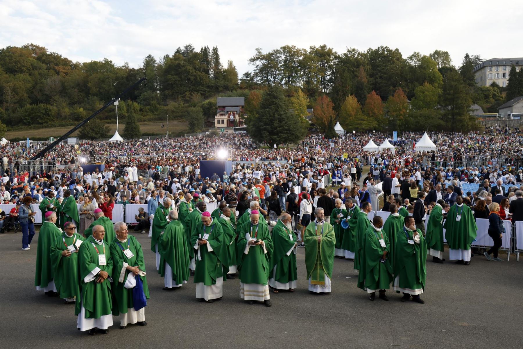 Miembros del clero asisten a una misa oficiada por el papa León XIV en la explanada del Santuario de Nuestra Señora de Lourdes, en la localidad francesa de Lourdes, el 27 de septiembre de 2026. El viaje apostólico del Pontífice a Francia se desarrolla del 25 al 28 de septiembre bajo el lema "Para que el mundo tenga vida" Foto: EFE