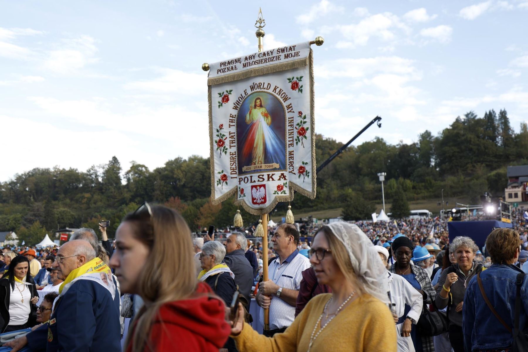 Los fieles asisten a una misa oficiada por el papa León XIV (no aparece en la imagen) en la explanada del Santuario de Nuestra Señora de Lourdes, en la localidad francesa de Lourdes, el 27 de septiembre de 2026. El viaje apostólico del Pontífice a Francia se desarrolla del 25 al 28 de septiembre bajo el lema "Para que el mundo tenga vida". Foto: EFE