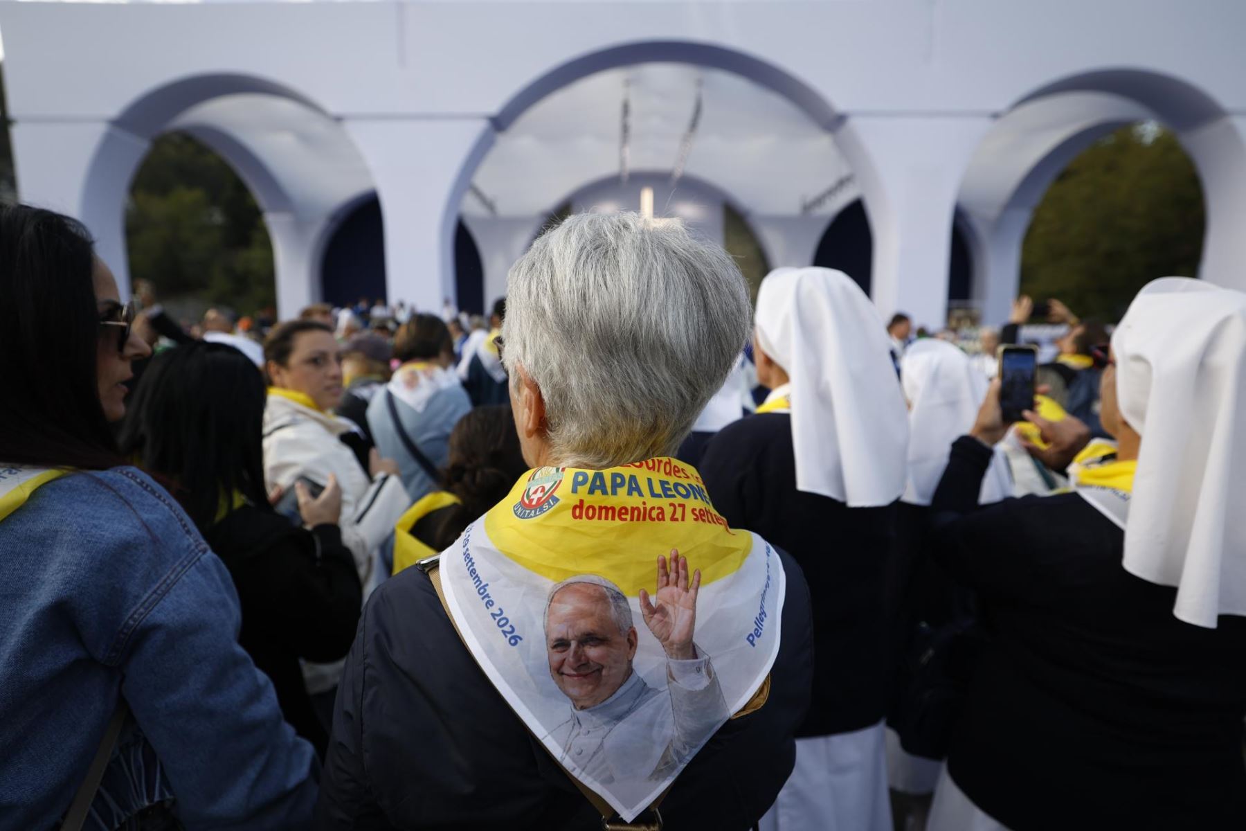 Los fieles asisten a una misa oficiada por el papa León XIV (no aparece en la imagen) en la explanada del Santuario de Nuestra Señora de Lourdes, en la localidad francesa de Lourdes, el 27 de septiembre de 2026. El viaje apostólico del Pontífice a Francia se desarrolla del 25 al 28 de septiembre bajo el lema "Para que el mundo tenga vida". Foto: EFE