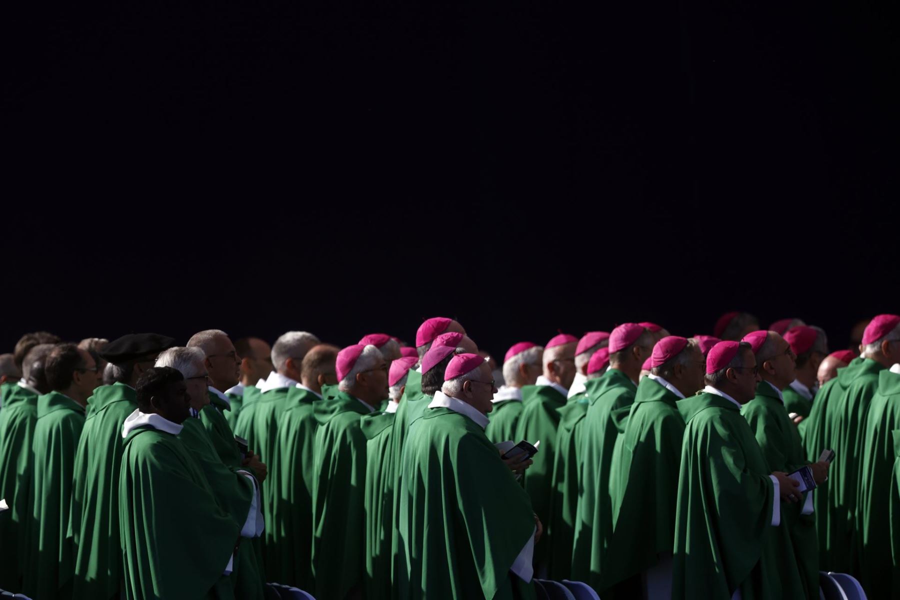 Miembros del clero asisten a una misa oficiada por el papa León XIV (no aparece en la imagen) en la explanada del Santuario de Nuestra Señora de Lourdes, en la localidad francesa de Lourdes, el 27 de septiembre de 2026. El viaje apostólico del Pontífice a Francia se desarrolla del 25 al 28 de septiembre bajo el lema "Para que el mundo tenga vida". Foto: EFE