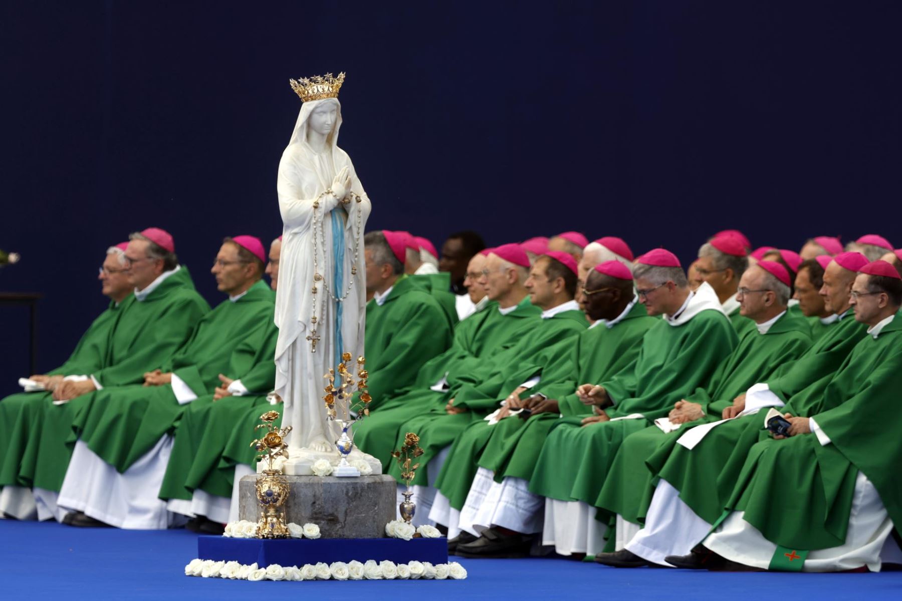 Miembros del clero asisten a una misa oficiada por el papa León XIV (no aparece en la imagen) en la explanada del Santuario de Nuestra Señora de Lourdes, en la localidad francesa de Lourdes, el 27 de septiembre de 2026. El viaje apostólico del Pontífice a Francia se desarrolla del 25 al 28 de septiembre bajo el lema "Para que el mundo tenga vida". Foto: EFE