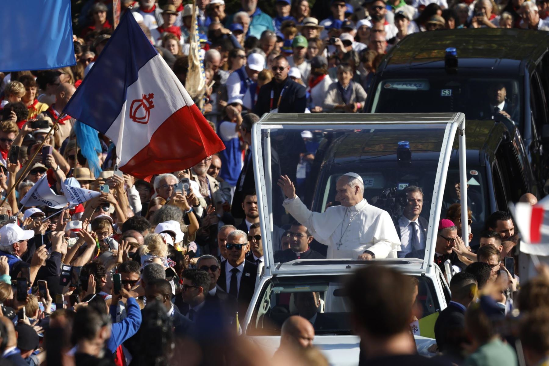 El papa León XIV (centro) saluda a los fieles a su llegada para presidir una misa en la explanada del Santuario de Nuestra Señora de Lourdes, en la localidad francesa de Lourdes, el 27 de septiembre de 2026. El viaje apostólico del Pontífice a Francia se desarrolla del 25 al 28 de septiembre bajo el lema "Para que el mundo tenga vida". Foto: EFE