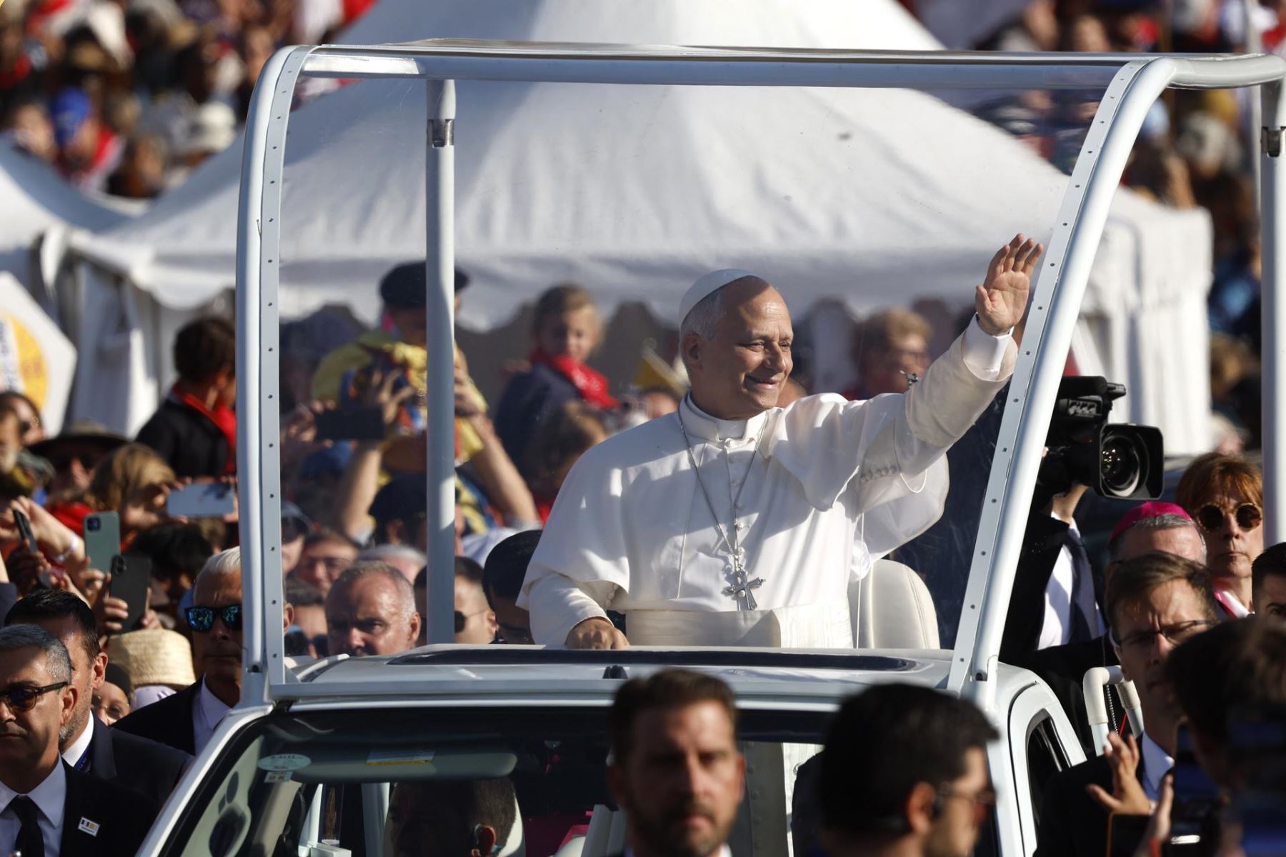 El papa León XVI, saluda a los fieles a su llegada para presidir una misa en la explanada del Santuario de Nuestra Señora de Lourdes, en la localidad francesa de Lourdes, Foto: EFE