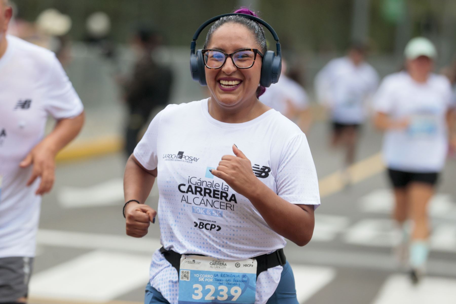 Corredores y familias se congregan desde las 6:00 a. m. en el Parque Miguel de Cervantes para iniciar la carrera Gánale la Carrera al Cáncer 10K & 5K. Foto: ANDINA/Vidal Tarqui