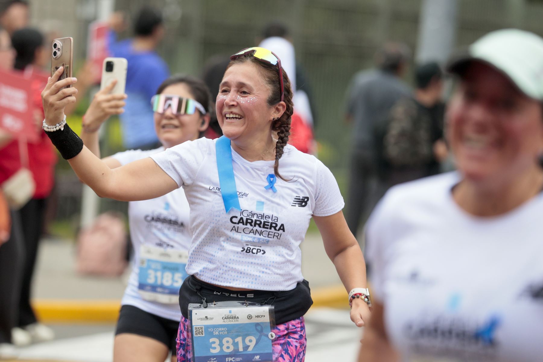 Con caras de satisfacción y esfuerzo, los corredores cruzan el arco de llegada instalado en el Parque Miguel de Cervantes.Foto: ANDINA/Vidal Tarqui