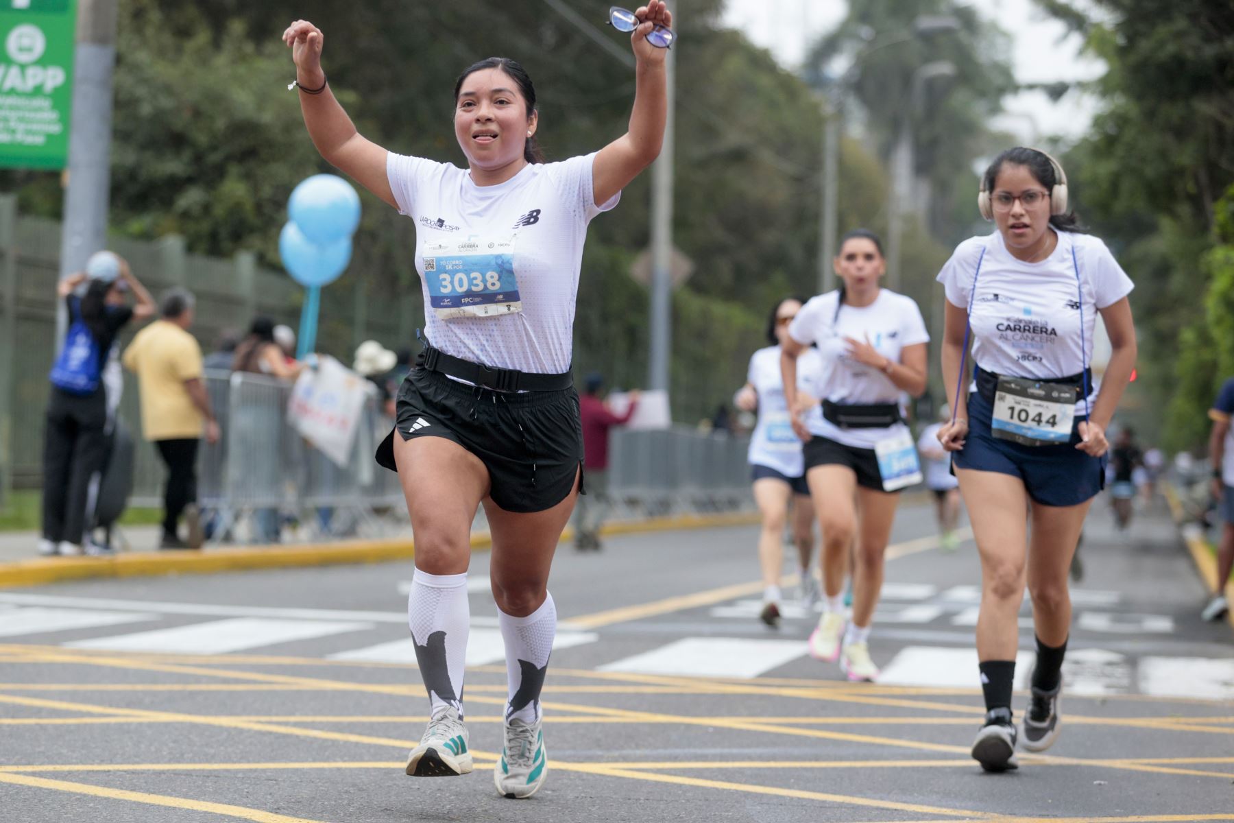 Corredores y familias se congregan desde las 6:00 a. m. en el Parque Miguel de Cervantes para iniciar la carrera Gánale la Carrera al Cáncer 10K & 5K. Foto: ANDINA/Vidal Tarqui