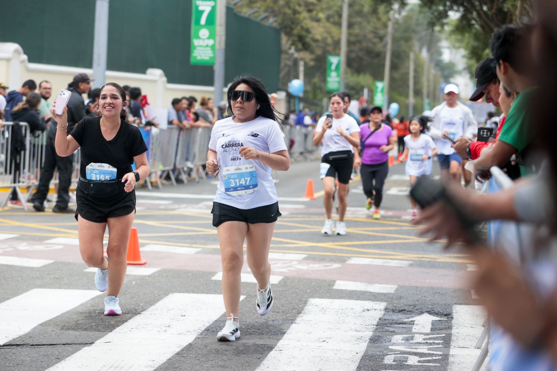 Vecinos y espectadores se concentran a los lados de la vía para alentar a los deportistas con aplausos y pancartas motivacionales.Foto: ANDINA/Vidal Tarqui