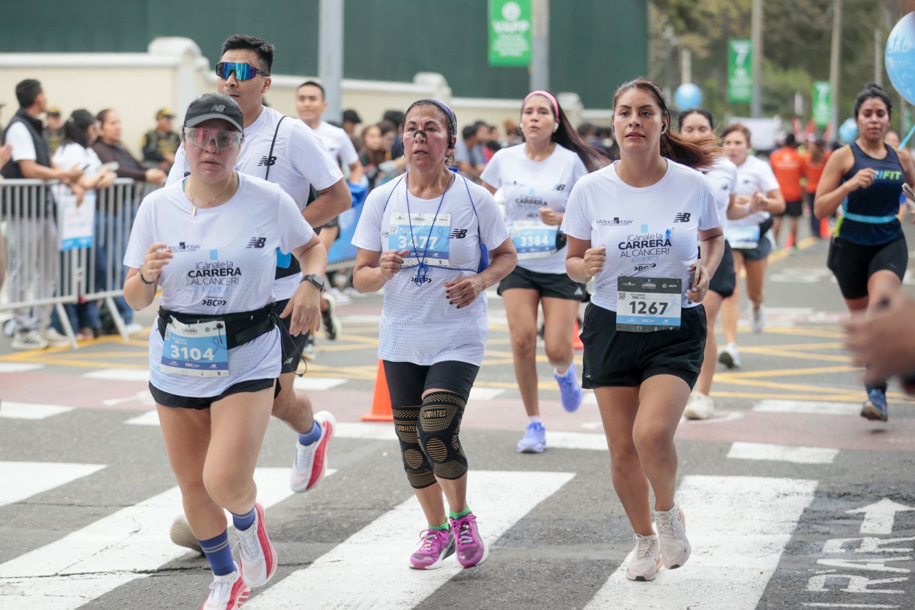 Un mar de participantes vestidos con la camiseta oficial avanza a paso firme bajo el lema «Gánale la carrera al cáncer». Foto: ANDINA/Vidal Tarqui