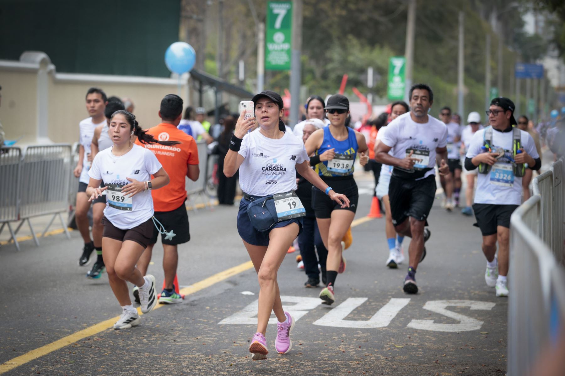 A las 7:00 a. m. se da el inicio oficial a las modalidades 5K y 10K, impulsando a miles de atletas a recorrer las calles del Cercado de Lima. Foto: ANDINA/Vidal Tarqui