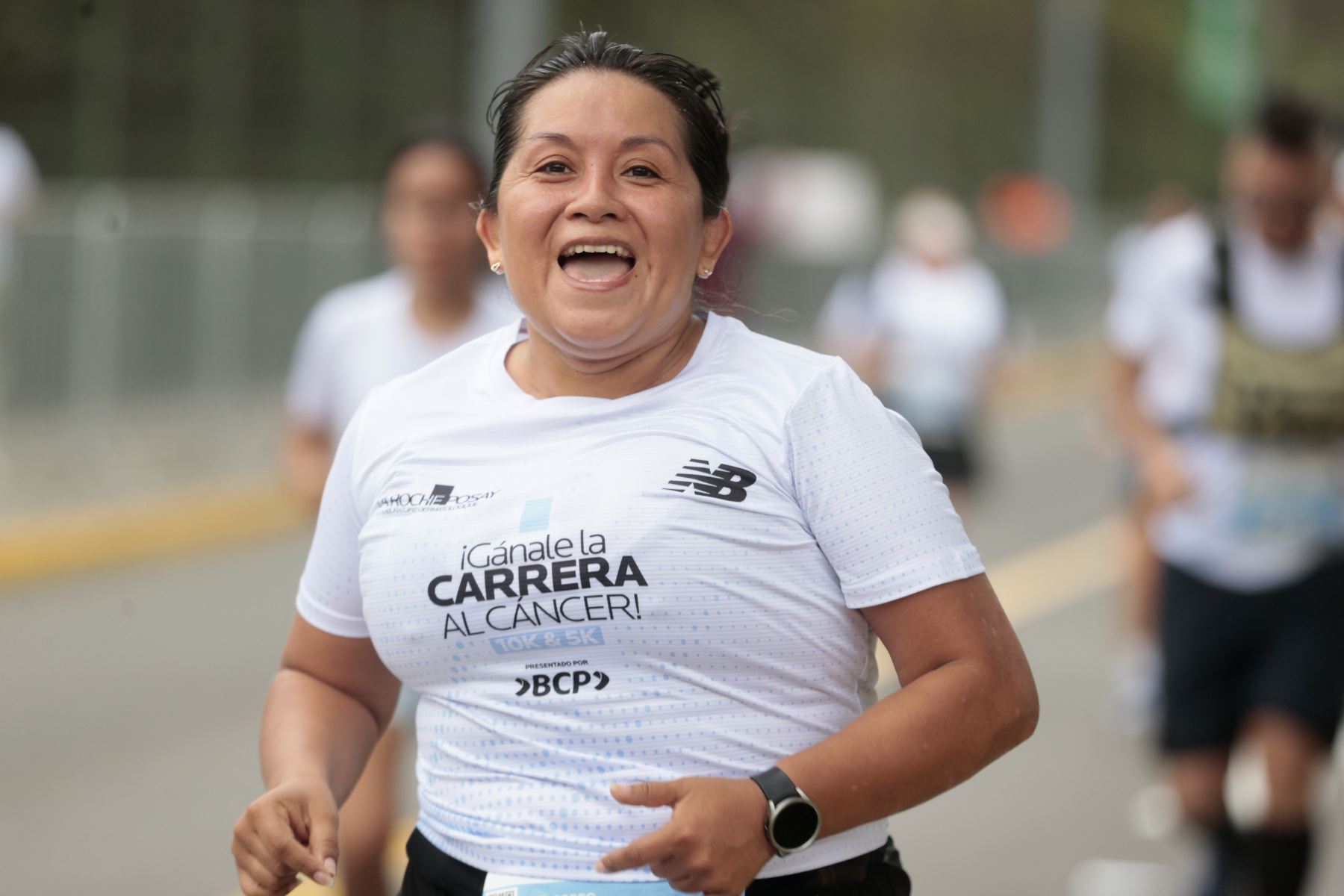 Corredores y familias se congregan desde las 6:00 a. m. en el Parque Miguel de Cervantes para iniciar la carrera Gánale la Carrera al Cáncer 10K & 5K. Foto: ANDINA/Vidal Tarqui
