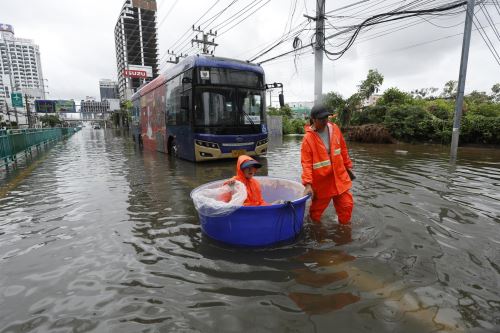 Fuertes aguaceros provocan inundaciones en toda la ciudad de Bangkok