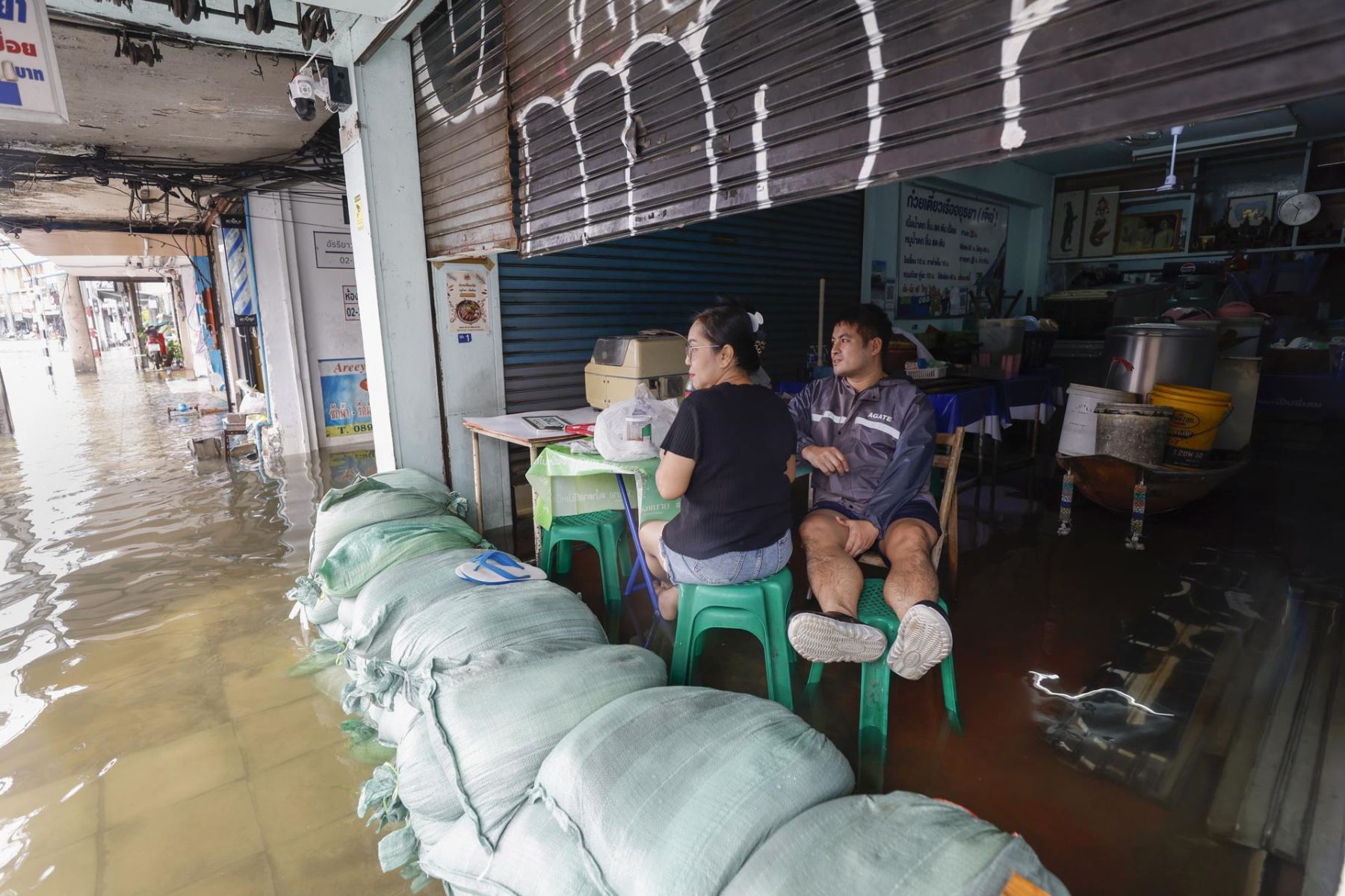 Unos vendedores observan el agua desde su puesto de fideos inundado tras el aguacero prolongado en Bangkok, Tailandia, el 27 de septiembre de 2026. Los 50 distritos de Bangkok han sido declarados zonas de desastre por inundaciones a raíz de las lluvias intensas y prolongadas que provocaron anegamientos en toda la capital.
 Foto: EFE