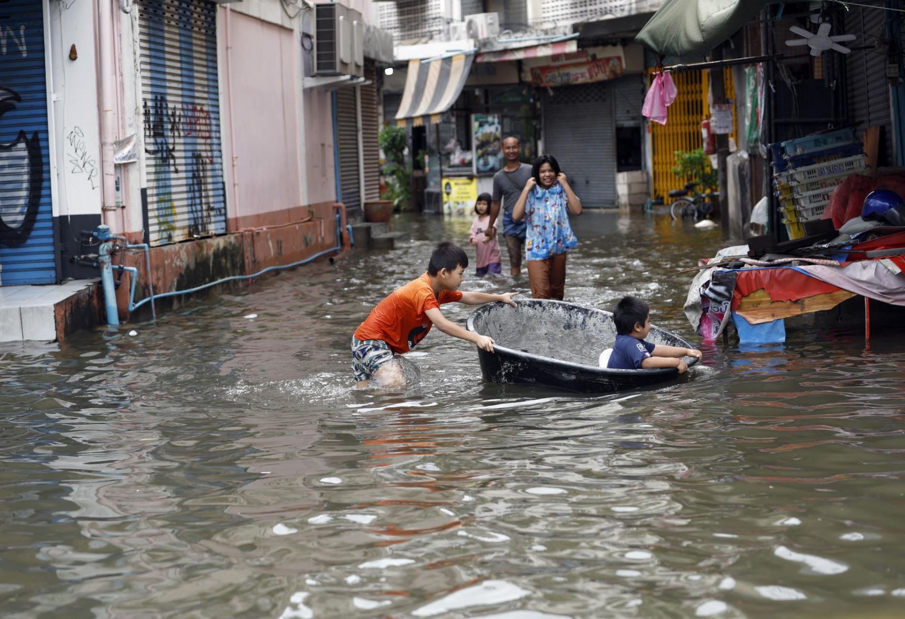 Unos niños juegan con el agua de la inundación tras un aguacero prolongado en una comunidad anegada de Bangkok, Tailandia, el 27 de septiembre de 2026. Los 50 distritos de Bangkok han sido declarados zonas de desastre por inundaciones tras las lluvias intensas y prolongadas que provocaron anegamientos en toda la capital.
 Foto: EFE